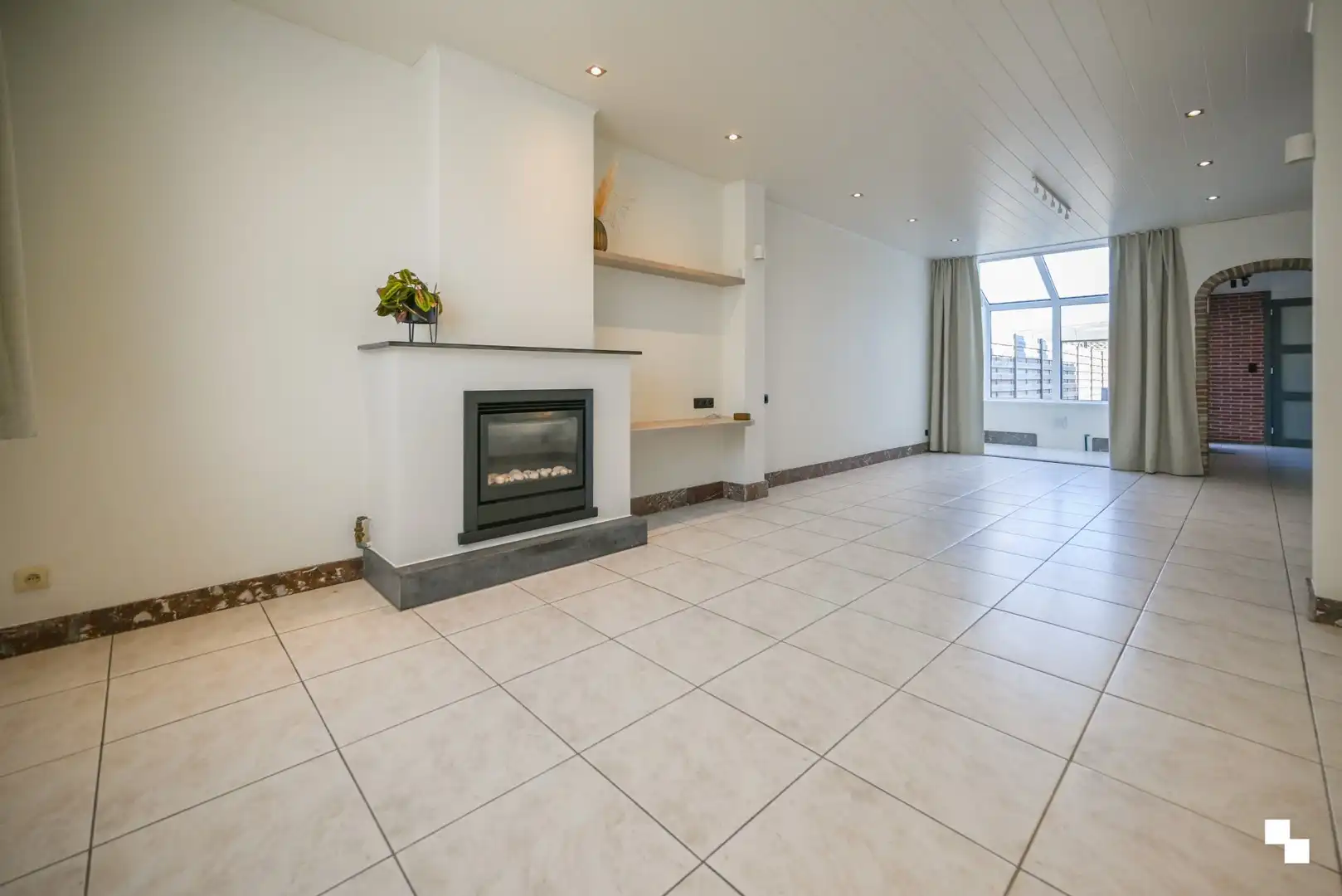 Rijwoning met uitweg achteraan en ruime garage te Izegem foto 2
