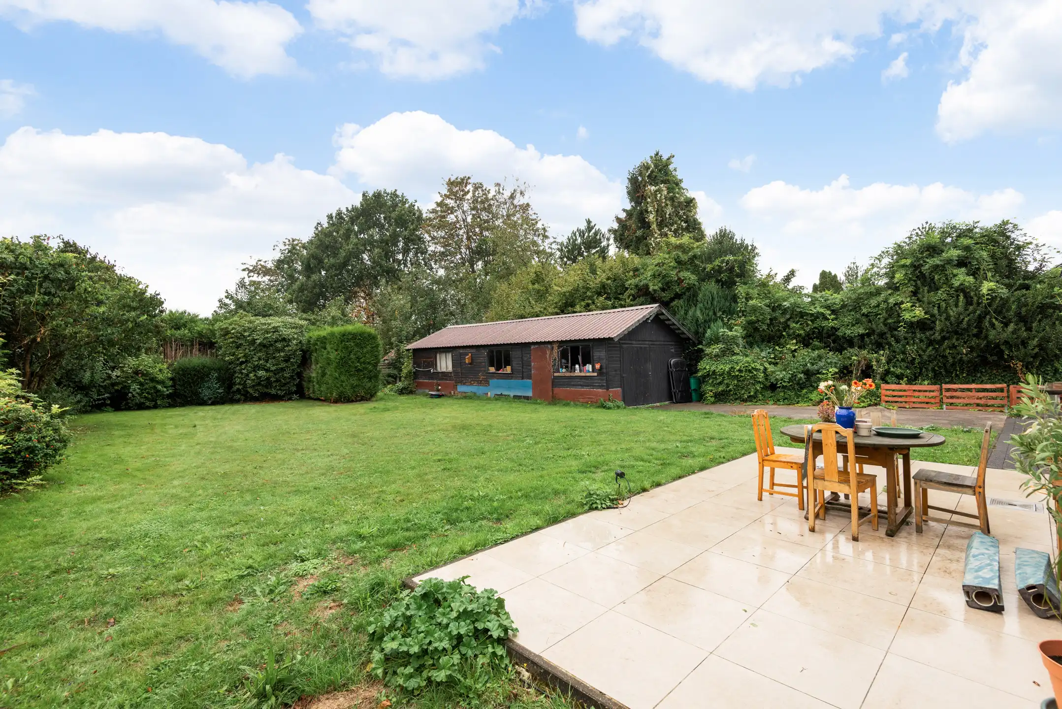 Moderne, instapklare Bungalow met 4 slpk. en 2 badk. en bijgebouw op 12 are 30 ca foto 24