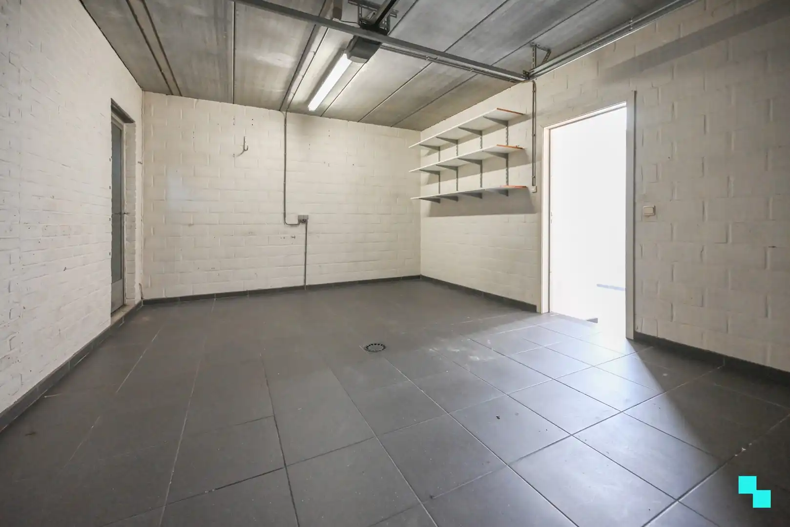 Riante halfopen woning met garage foto 17