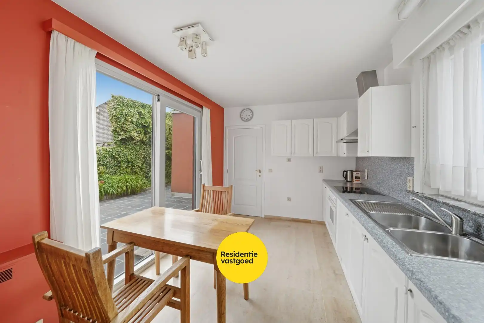 Karaktervolle instapklare hoekwoning met inpandige garage en zonnige stadstuin foto 14