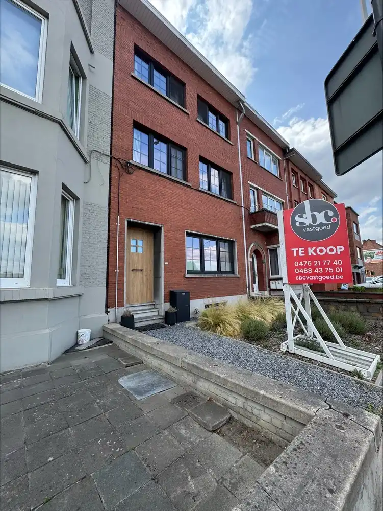 Volledig gerenov. stadswoning 4 slpks foto 3