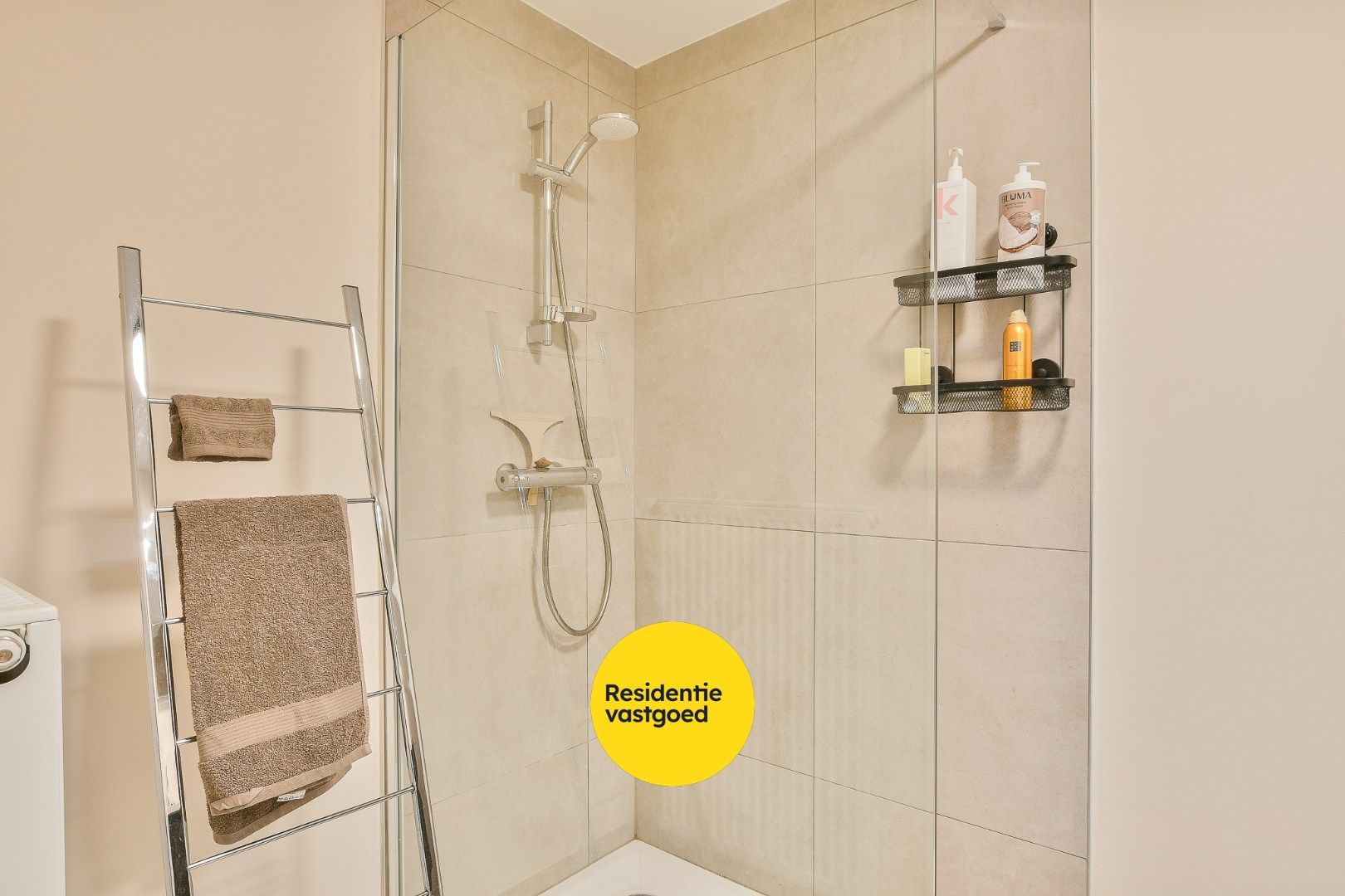 Uniek appartement inclusief carport met grote berging gelegen in een oude graanmolen foto 12