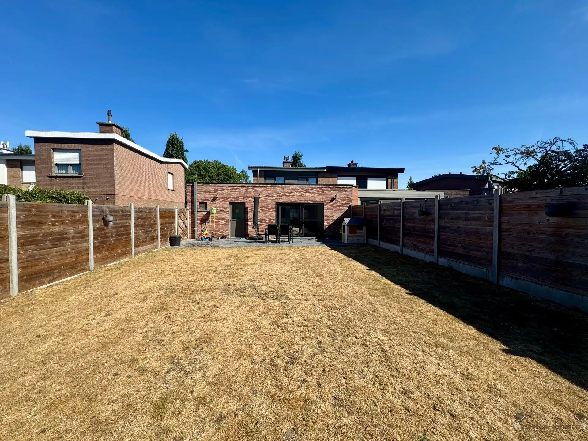 Toffe gezinswoning met ruime tuin foto 2