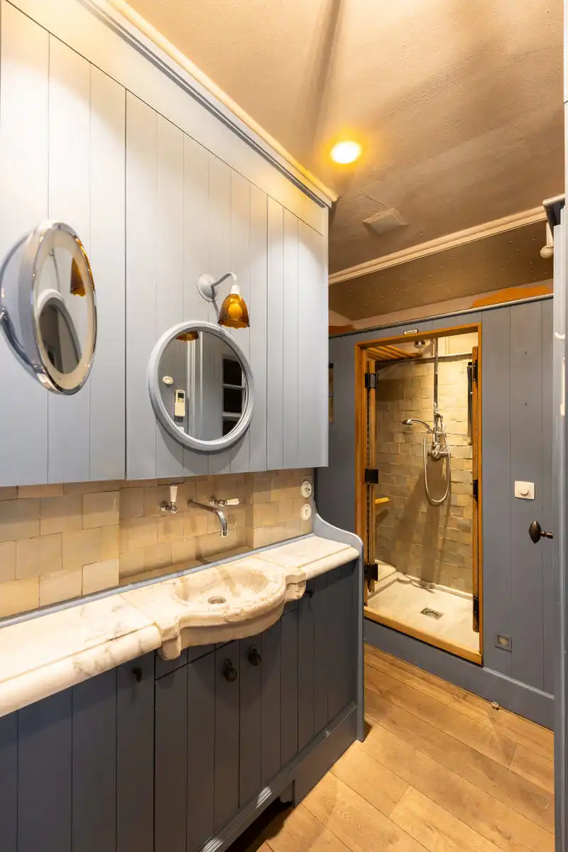 Stijlvol appartement met terras en 2 slaapkamers foto 13