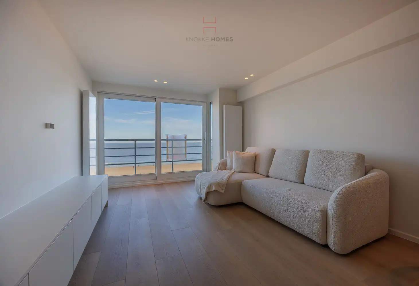 Prachtig gerenoveerd 2- slaapkamer appartement met frontaal zeezicht. foto 4