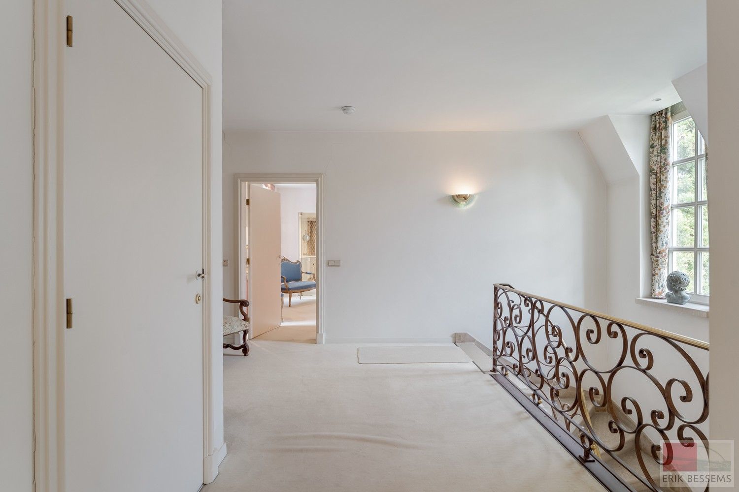 Prachtige vrijstaande villa met Franse allure, gelegen op een royaal perceel van 1.211 m², biedt een riante woonoppervlakte van 309 m² foto 14
