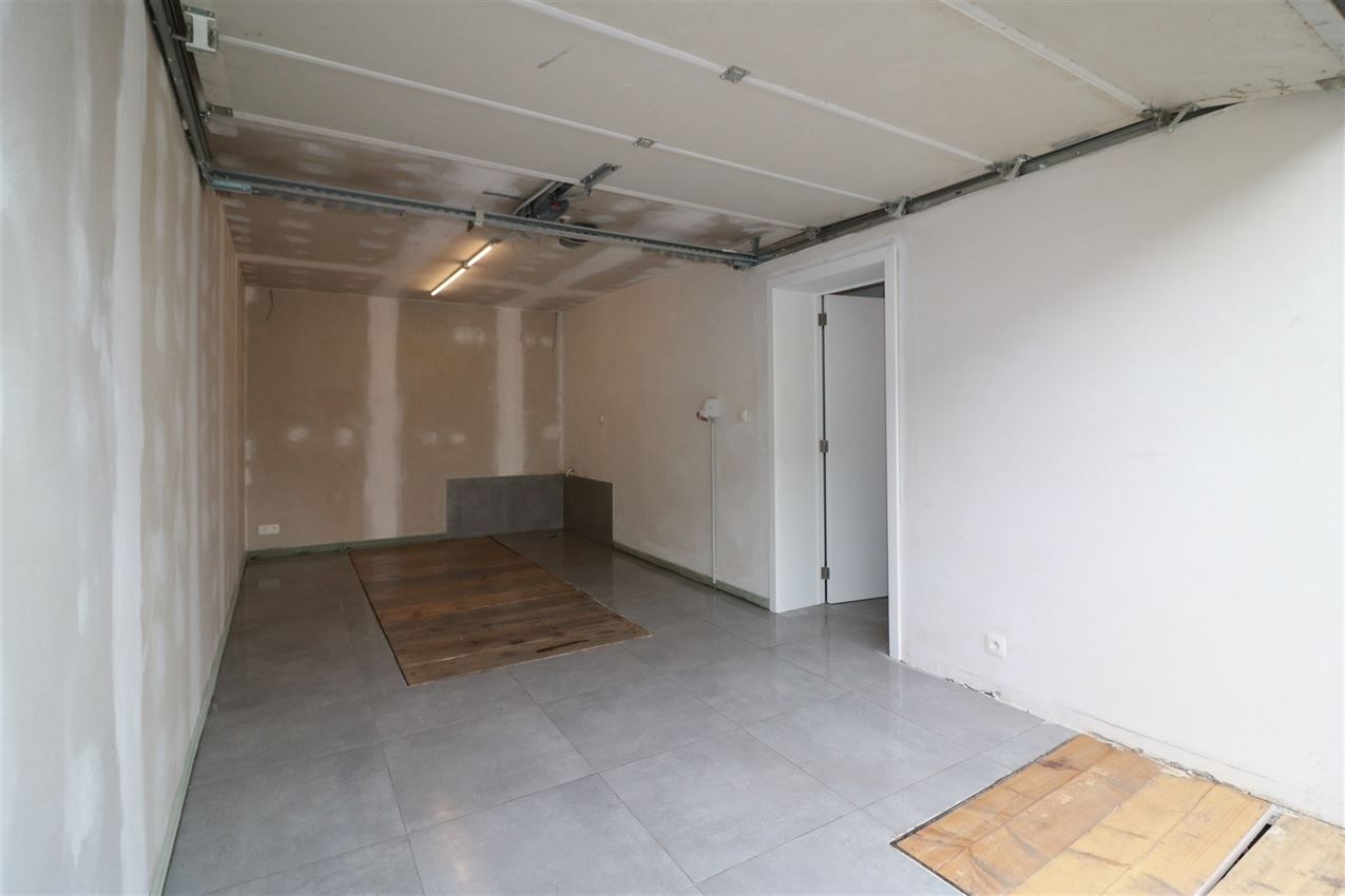 Architecturaal plaatje met 4 slpk., garage en riant terras foto 42