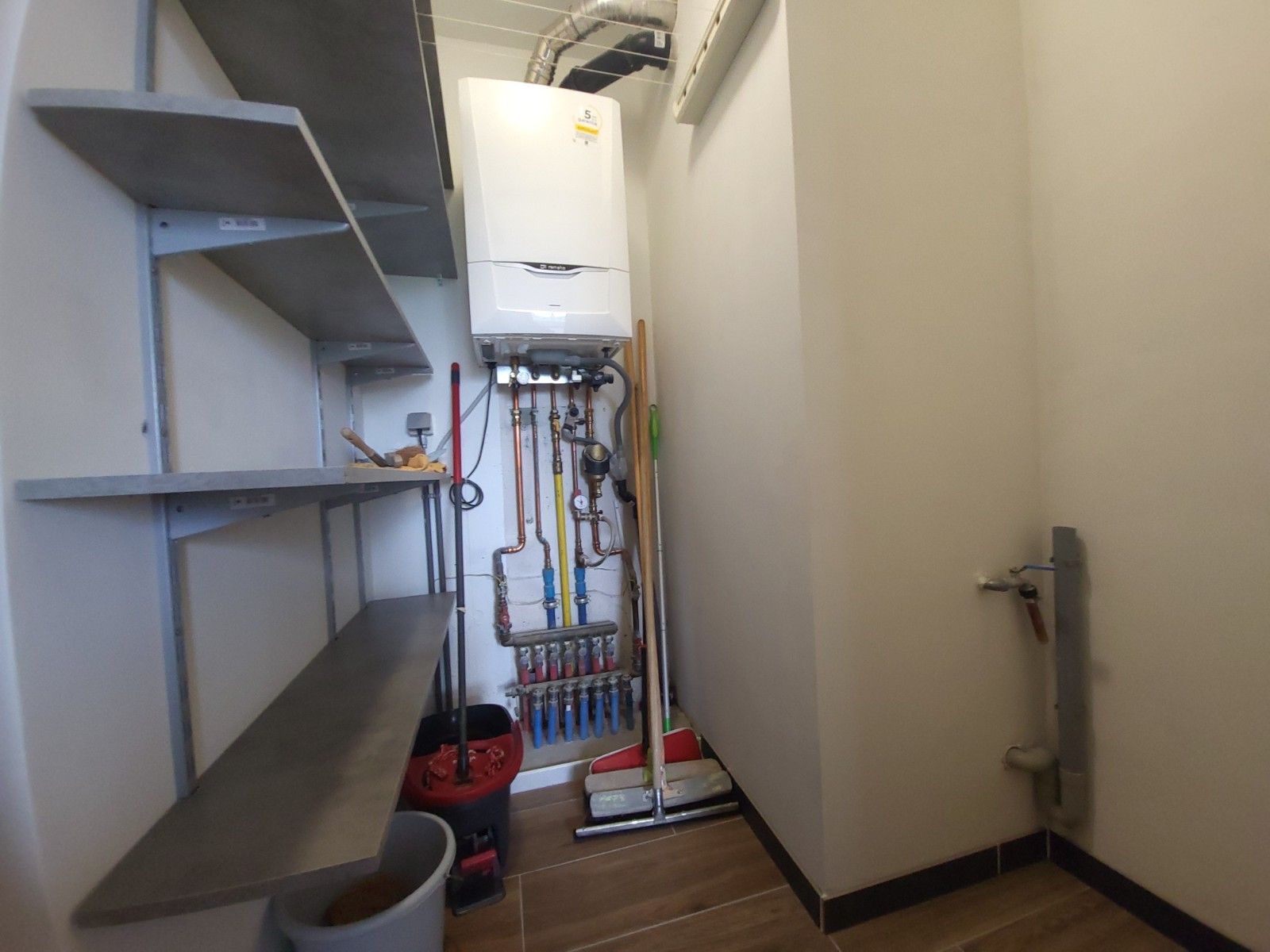 Centraal gelegen 2-slaapkamerappartement te Deinze foto 8