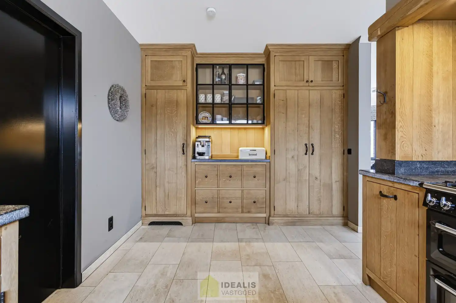 IDEALIS VASTGOED – EEN AANGENAME VRIJSTAANDE WONING MET EEN NIEUWE KEUKEN EN BADKAMER, EEN HEERLIJK RUIME WOONKAMER MET SPEKSTEENKACHEL, EEN EXTRA RUIME VERANDA (VOLLEDIG AF TE SLUITEN MET GLAZEN PUIEN), 3 SLAAPKAMERS, EEN EXTRA MULTIFUNCTIONELE RUIMTE (INGERICHT ALS KANTOOR MET APARTE INGANG) OP EEN RIANT PERCEEL VAN 14A 51CA, VOLLEDIG OMHEIND, VOORZIEN VAN VOLDOENDE PARKEERRUIMTE EN EEN PRACHTIGE CARPORT VOOR 2 WAGENS! foto 22