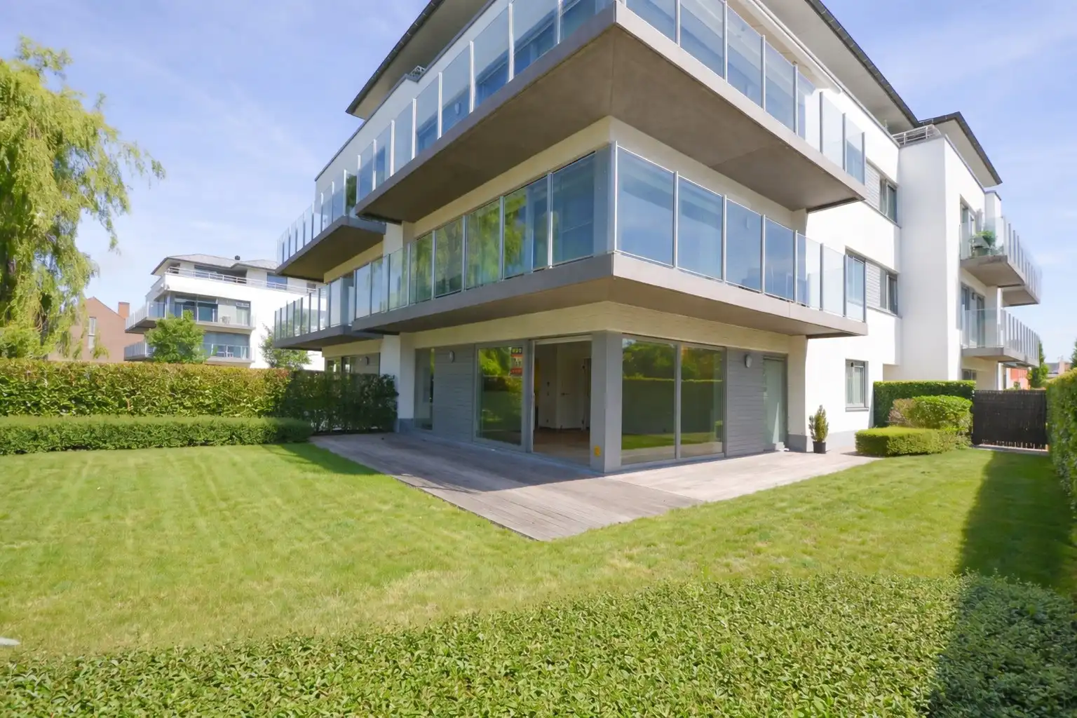 Interessante opbrengsteigendom: verhuurd appartement met tuin en garage in centrum Oostduinkerke foto 2