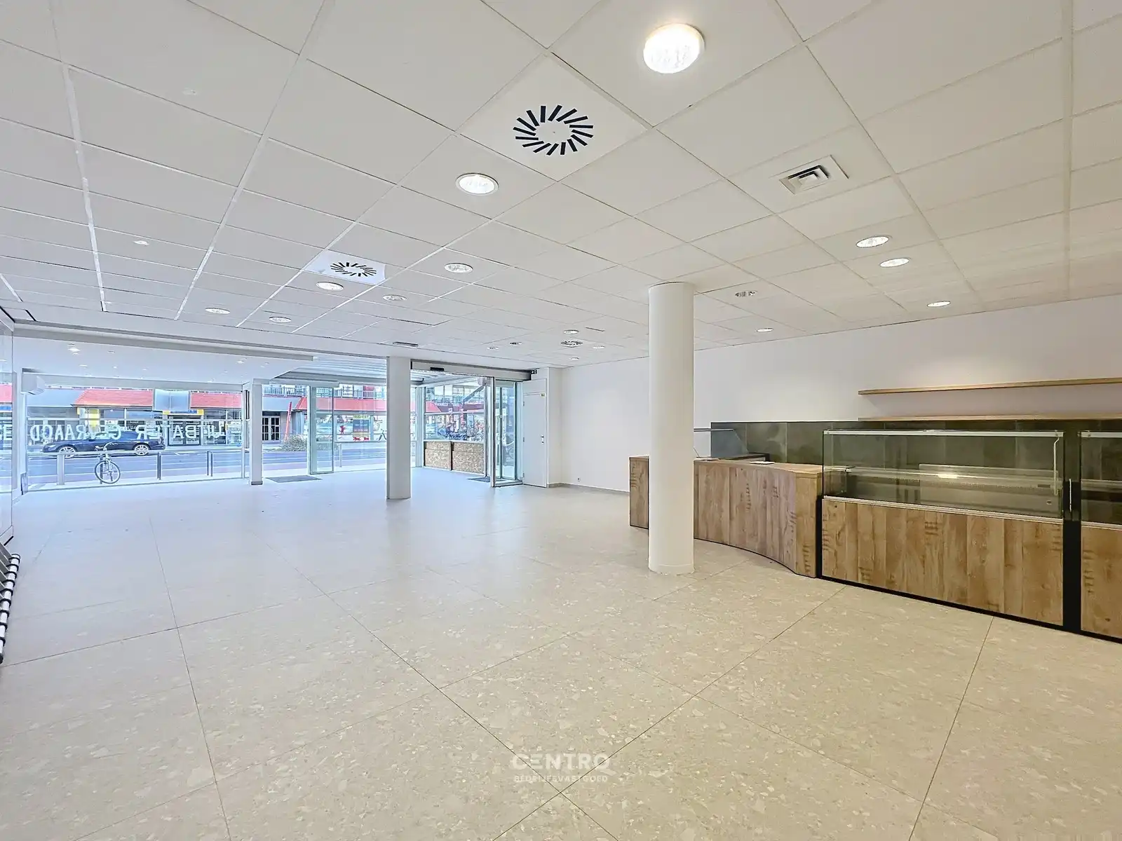 Instapklaar horecapand (± 300 m²) met hyper-geïnstalleerde keuken op commerciële toplocatie op 100m van het strand Oostduinkerke-Bad ! foto 3