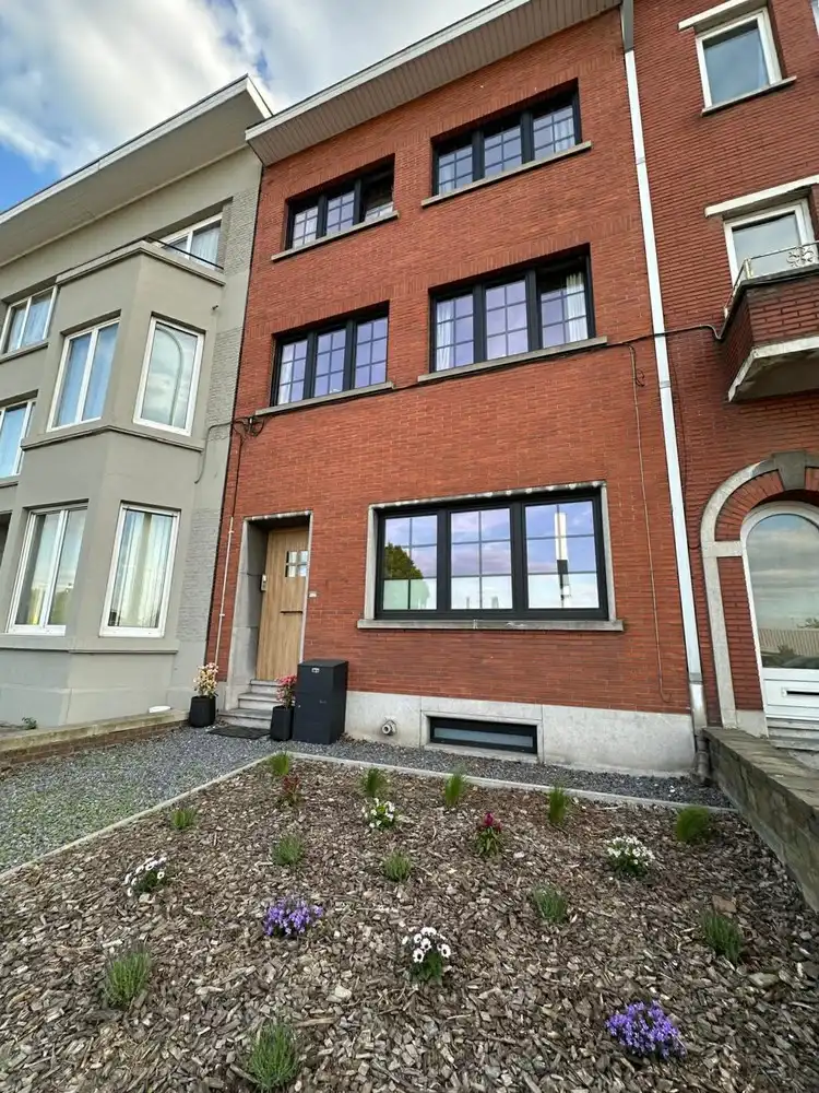 Volledig gerenoveerde stadswoning met 4 slpks, 2 badk. en privéparking. foto 34