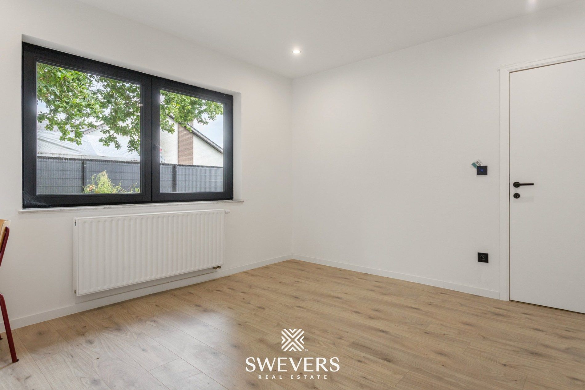 Volledig gerenoveerde gezinswoning met garage en tuin te Genk foto 13