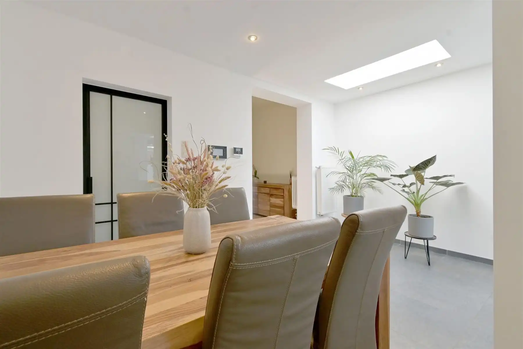 Gerenoveerde woning met 4 slpk's en gezellige zuid-tuin! foto 5