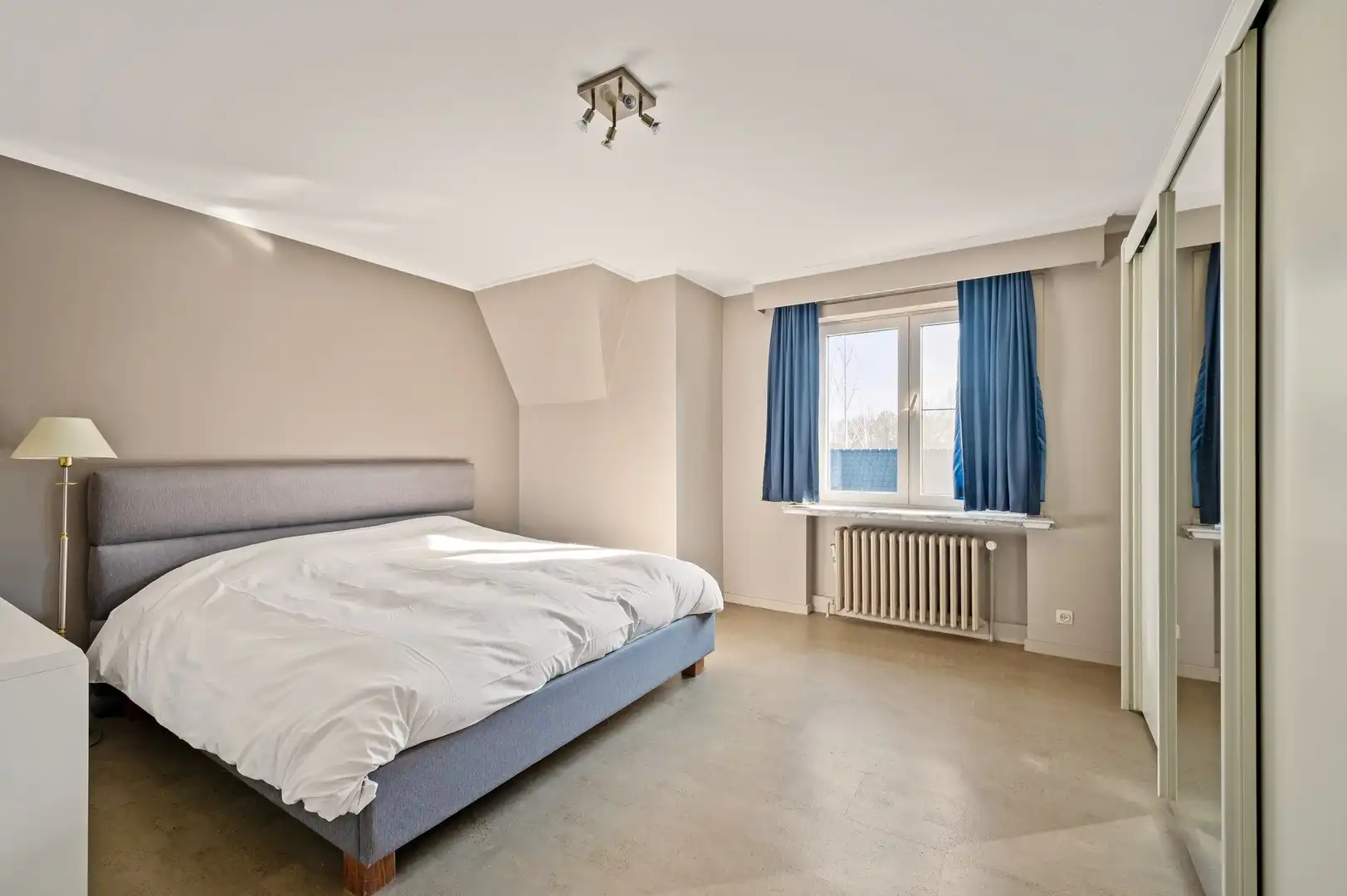 Unieke eigendom met vrijstaande woning met kantoor, loods en een grote dubbele garage foto 12