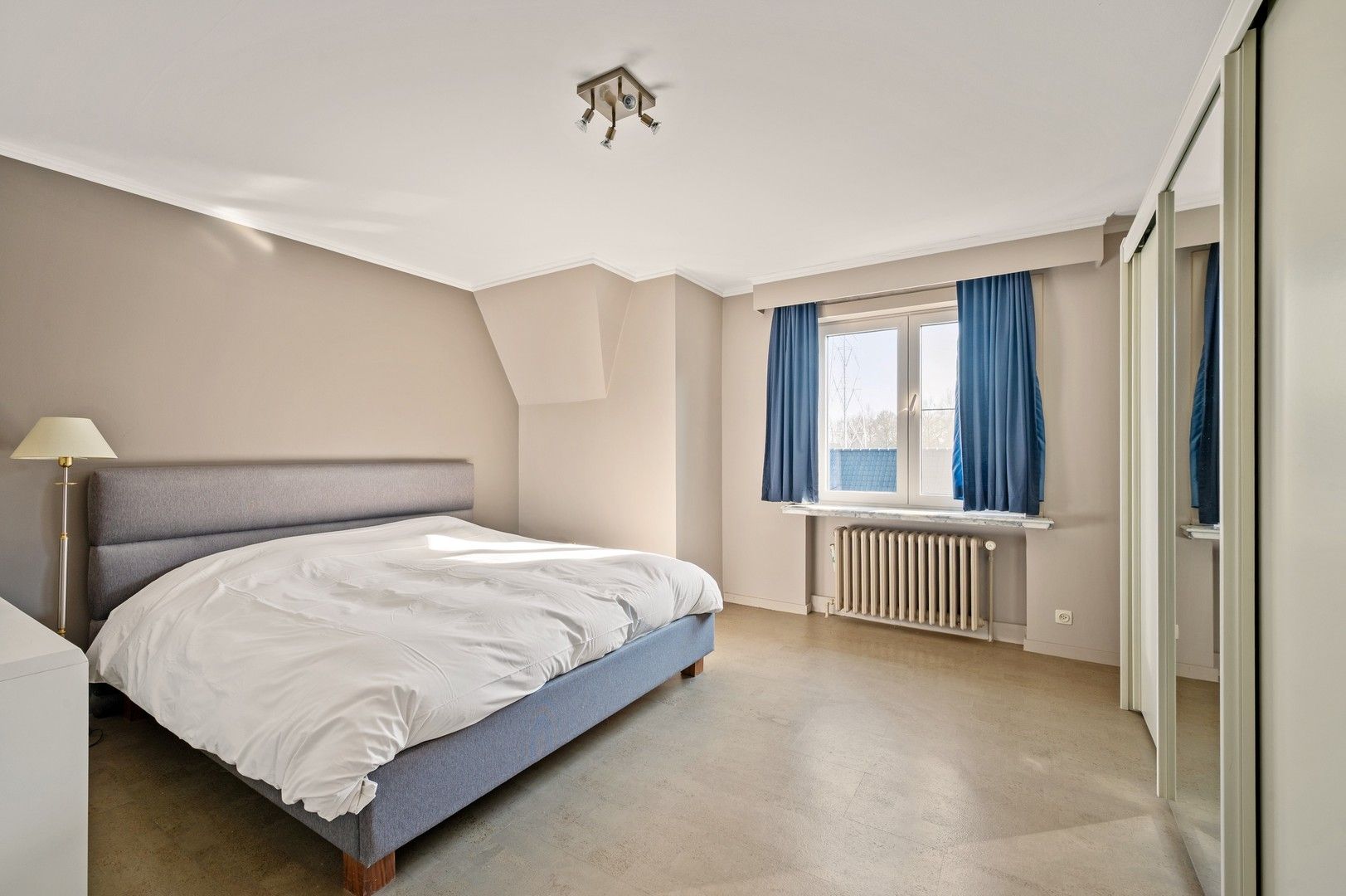 Unieke eigendom met vrijstaande woning met kantoor, loods en een grote dubbele garage foto 12