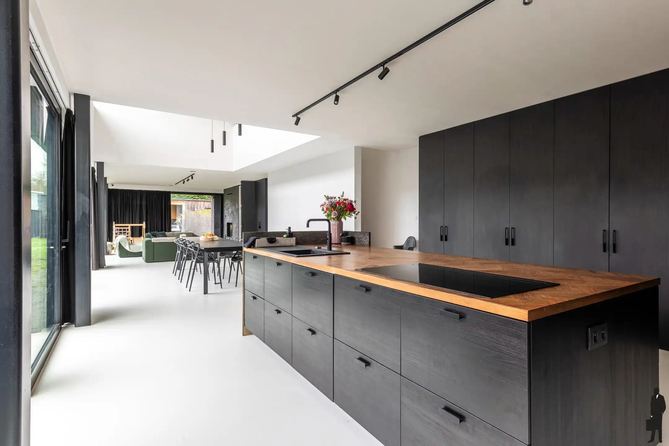 Exclusieve halfopen bebouwing met uitzonderlijke woonoppervlakte foto {{pictureIndex}}