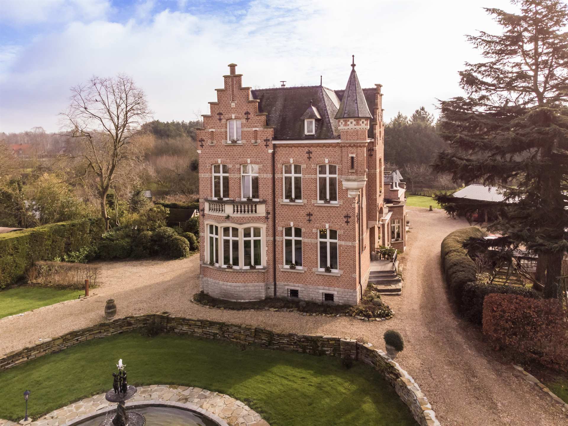 Hoofdfoto van de publicatie: Uitzonderlijke kasteelvilla met siertuin en boomgaard