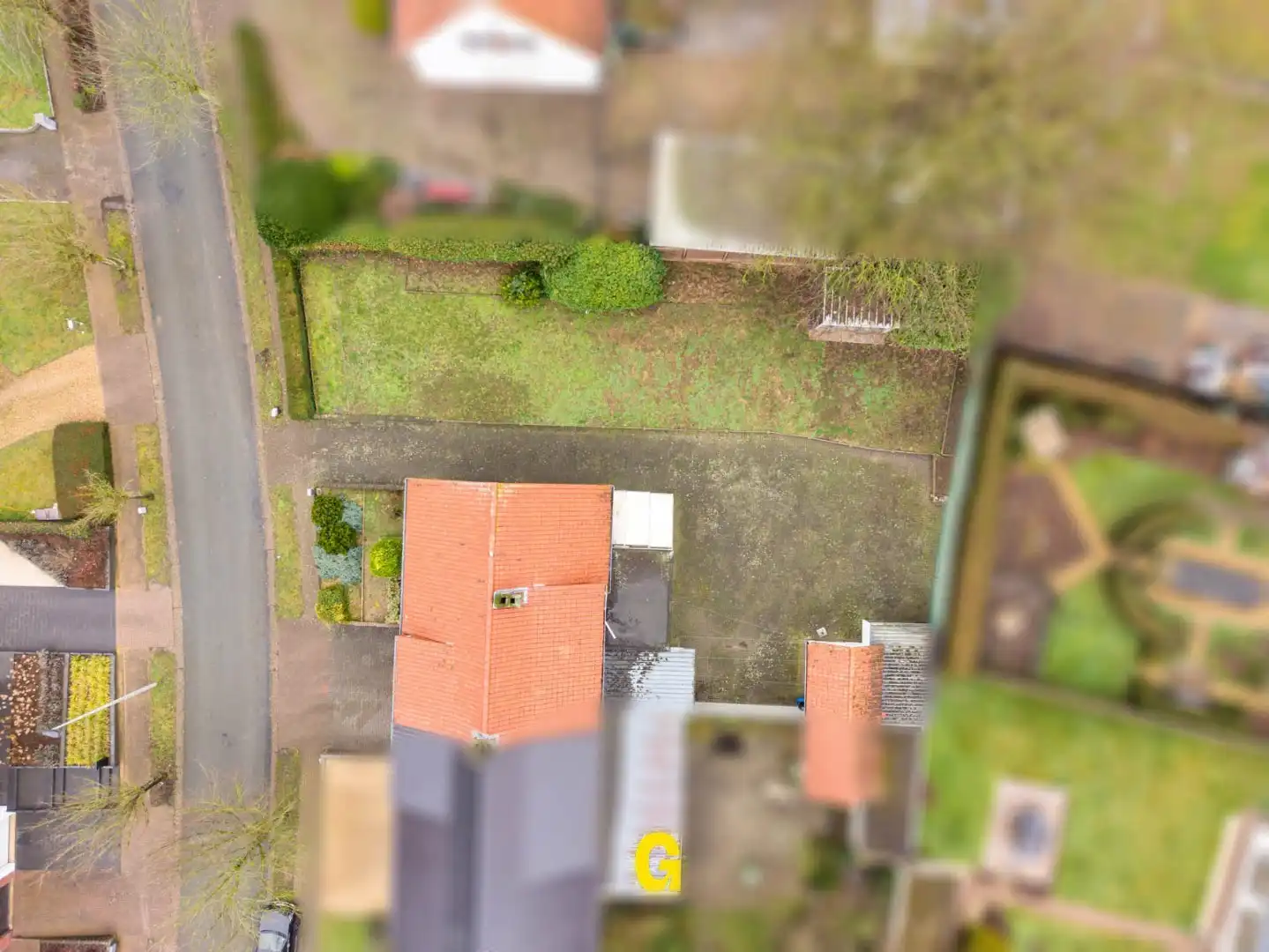 Te renoveren doch verzorgde halfopen woning met vier slaapkamers op 6a 43ca foto 28