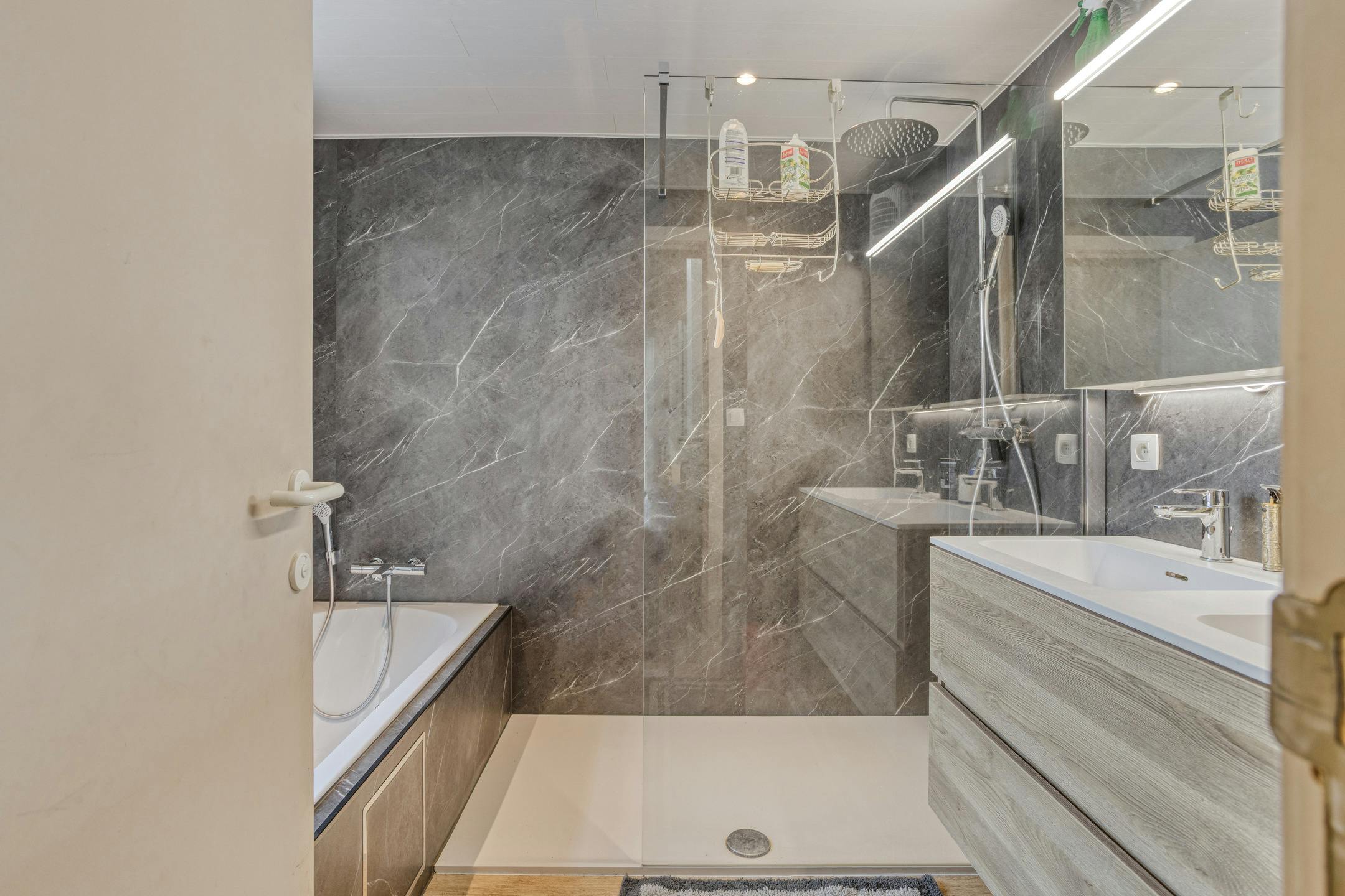 Lichtrijk huis met 4 slaapkamers en zuidwest gerichte tuin in Ieper foto 4