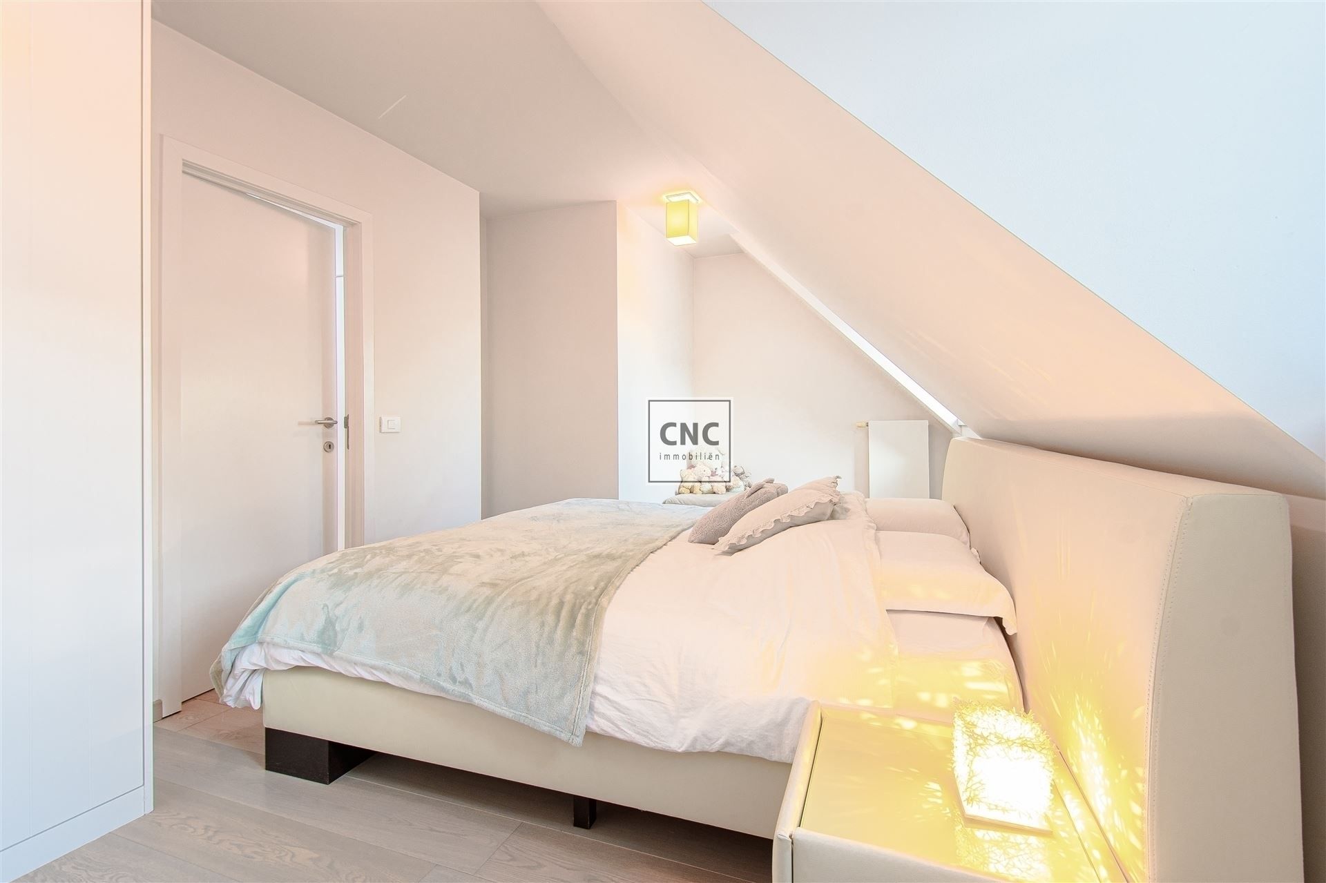 Prachtig afgewerkt en lichtrijk duplex-appartement in het hart van Knokke, gelegen aan de zonnekant van de Zoutelaan, vlakbij de Lippenslaan. foto 14