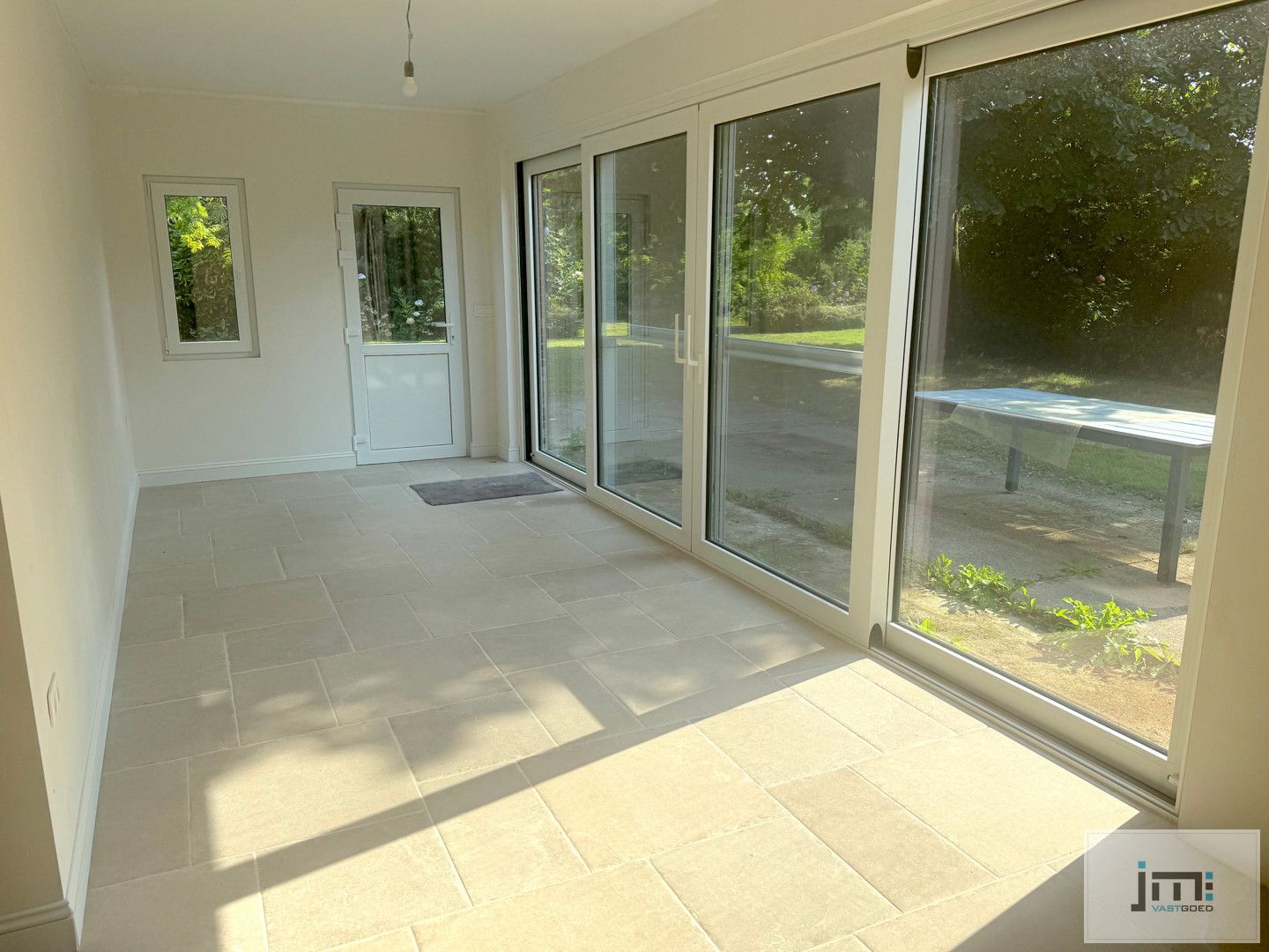 Mooi gerenoveerde woning op ruim perceel foto 10