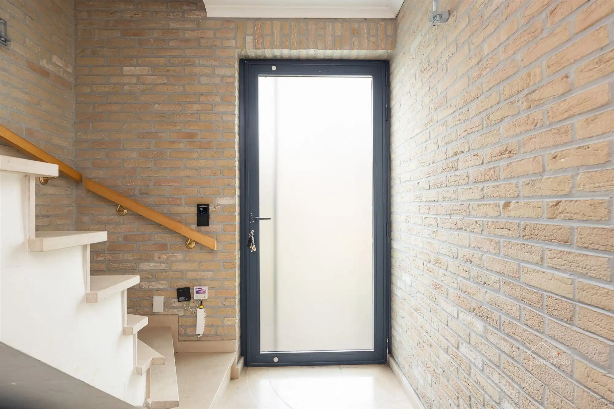 Gerenoveerd duplexappartement met privé-ingang en terras foto 17