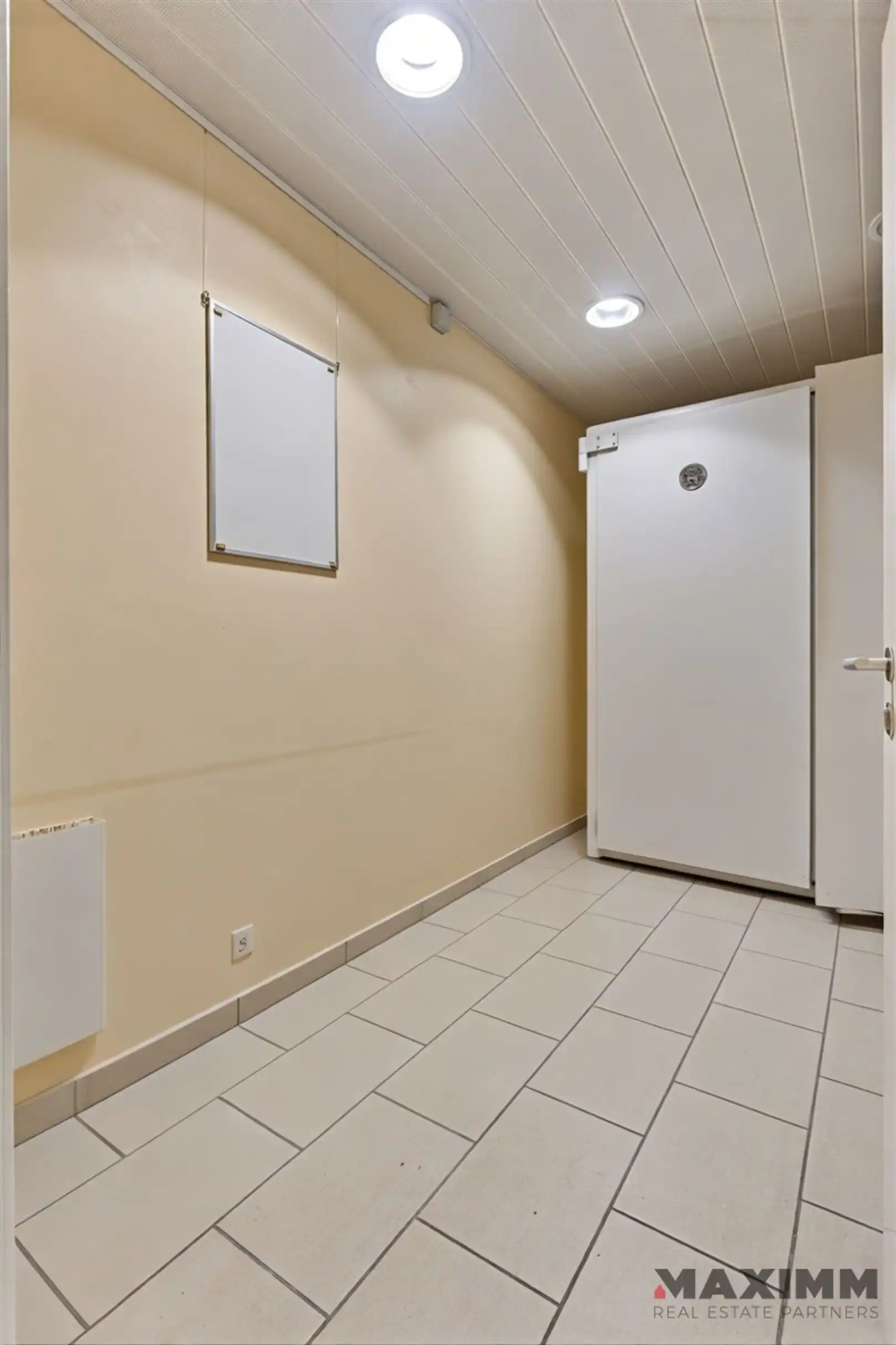 Voormalig bankkantoor met wachtruimte, loket, 3 burelen, polyvalente ruimte en een bergruimte foto 14