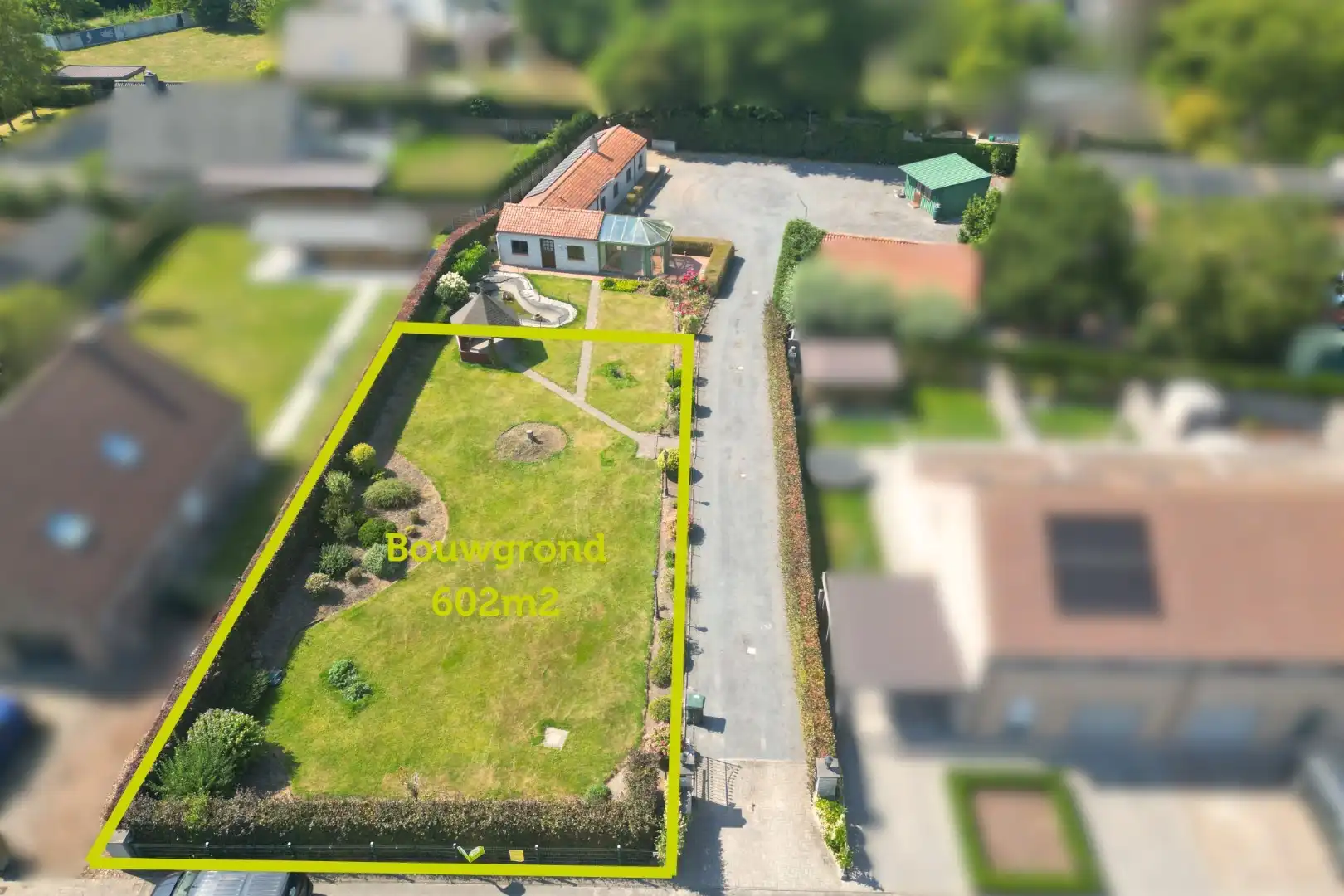 Perceel bouwgrond van 602 m2 geschikt voor VRIJSTAANDE bebouwing in centrum Wingene foto {{pictureIndex}}