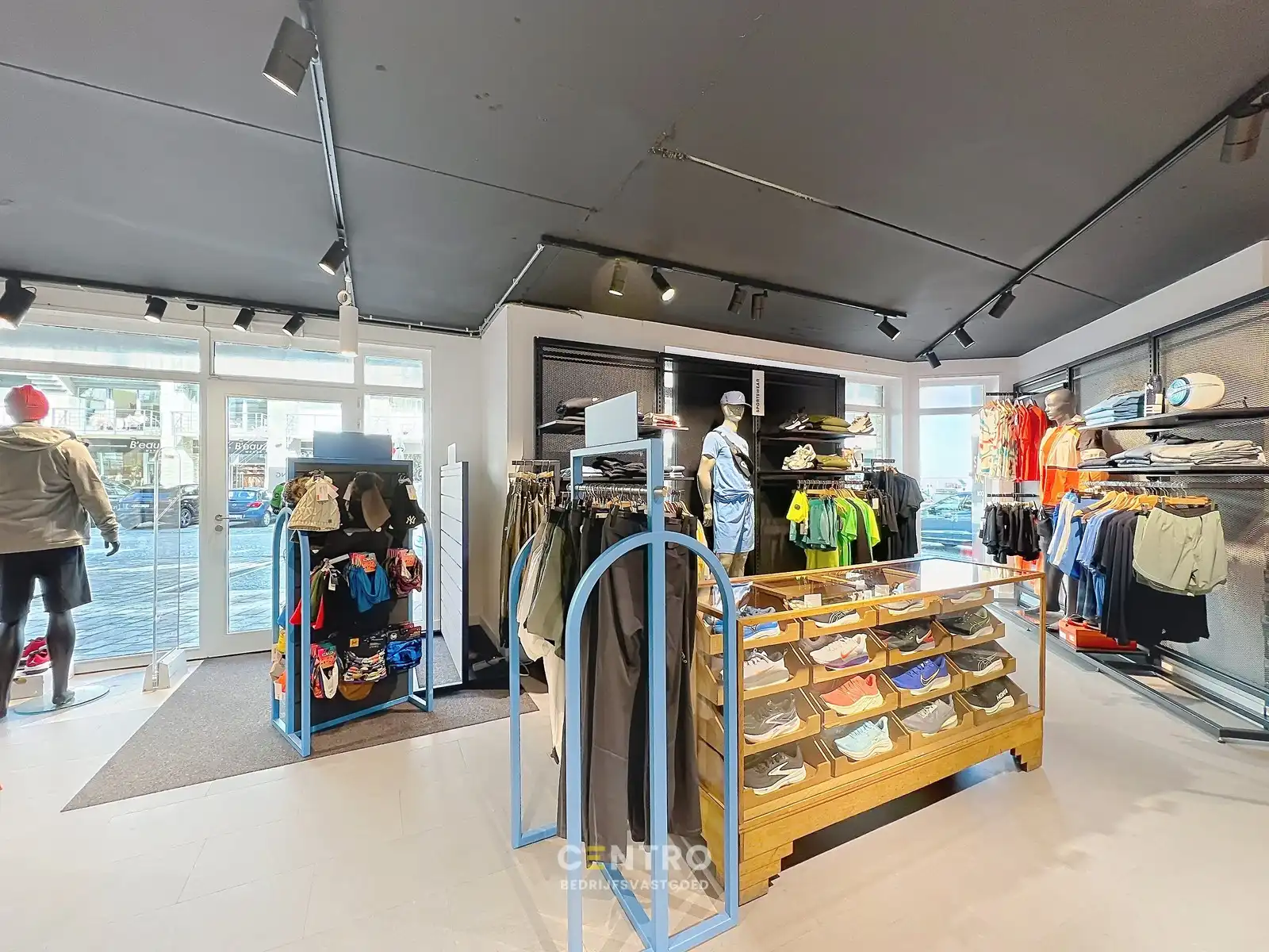 Instapklare commerciële ruimte van ca. 300 m². Uitstekend gelegen met veel passage en zichtbaarheid, ideaal voor retail of showroomconcepten ! foto 12