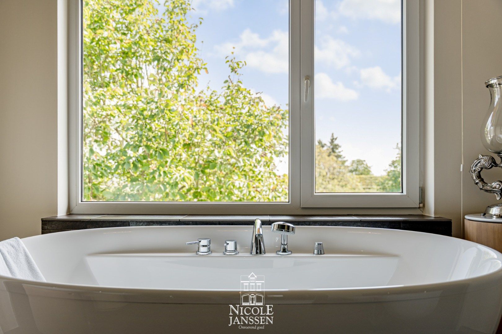 Riante woning met paardenstallen foto 20