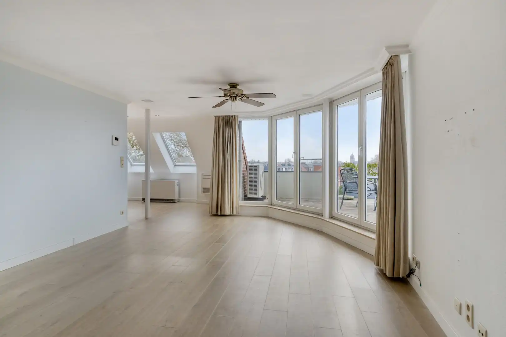 Ruim en lichtrijk appartement met 2/3 slpks, centraal gelegen in Mol - Ginderbroek !  foto 3