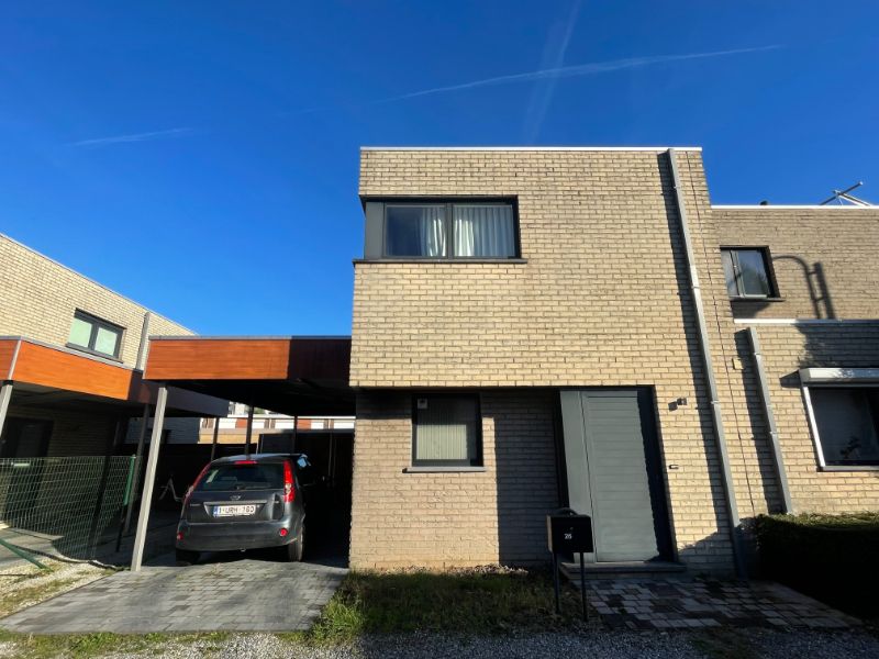 Instapklare, moderne woning met tuin en carport nabij het centrum! foto 2