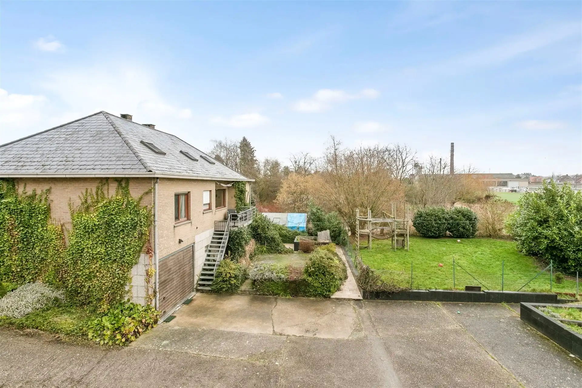Ruime vrijstaande woning, omgeven door groene weilanden en op wandelafstand van het dorp. foto 20