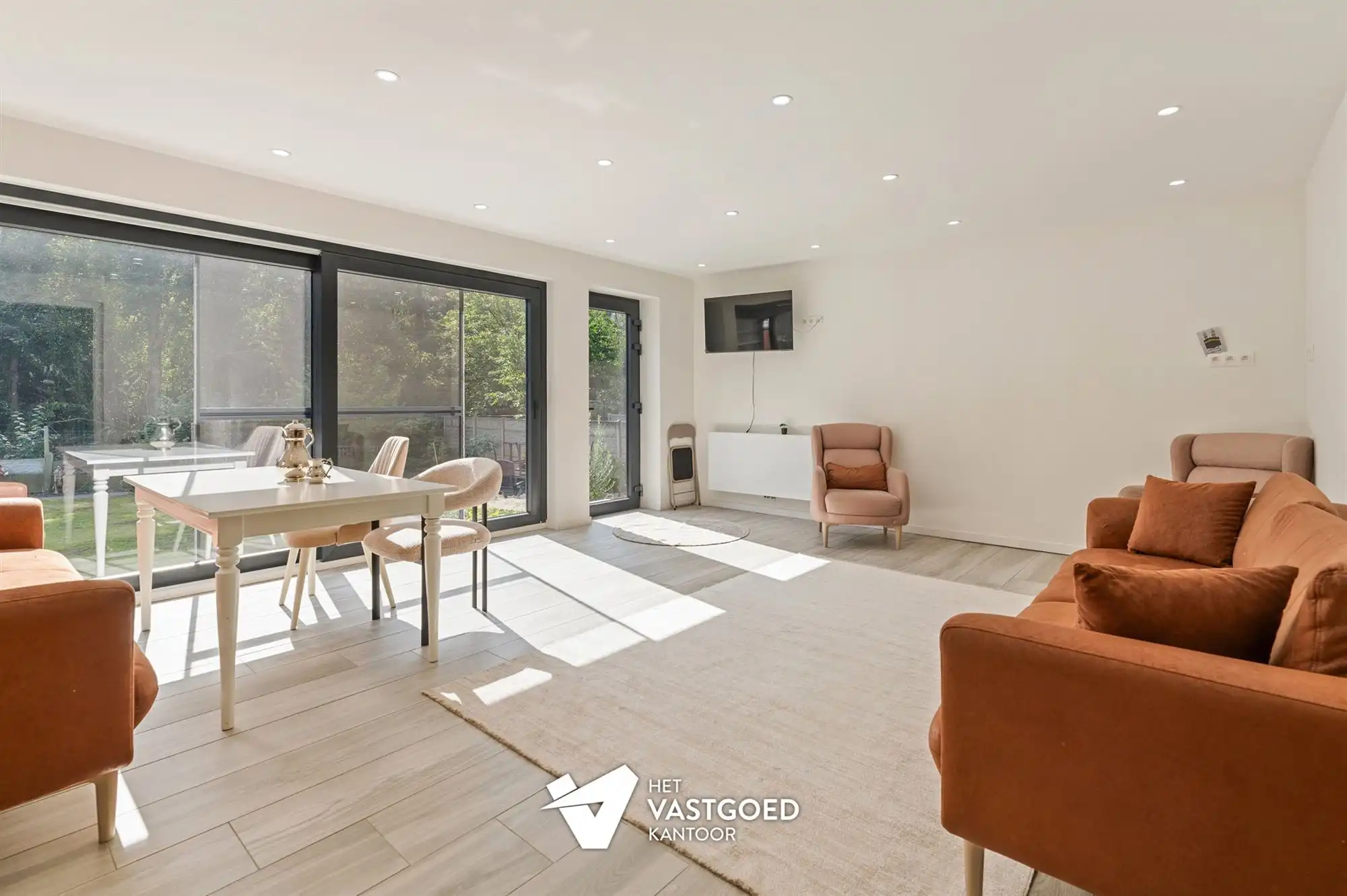 UITERST KNAP GERENOVEERDE WONING MET 3 SLAAPKAMERS GELEGEN OP EEN ZONNIG GEORIENTEERD PERCEEL VAN 7A32CA TE BEVERLO foto 5