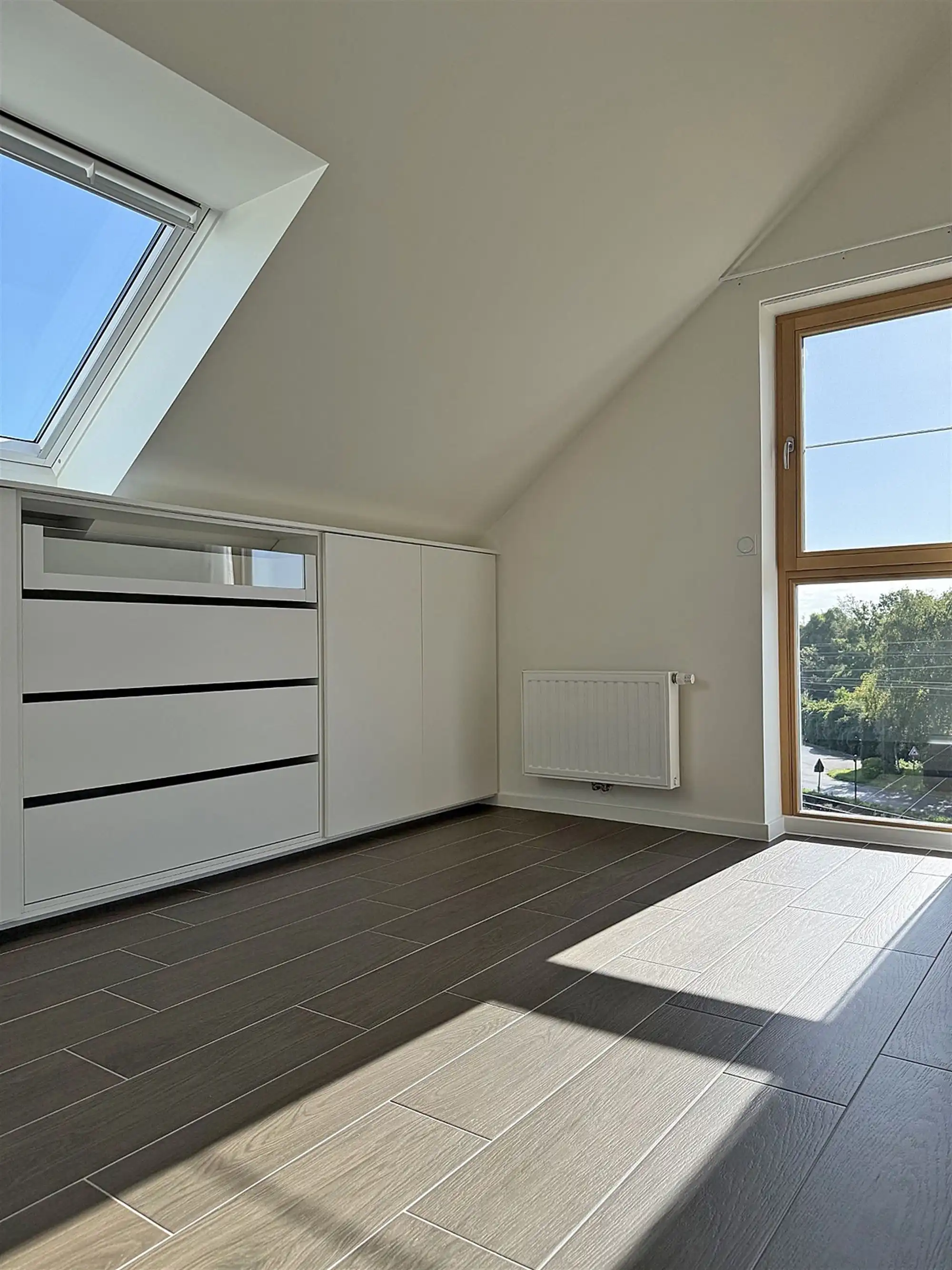 Recent, instapklaar APPARTEMENT met 2 slaapkamers, terras & overdekte autostaanplaats foto 11