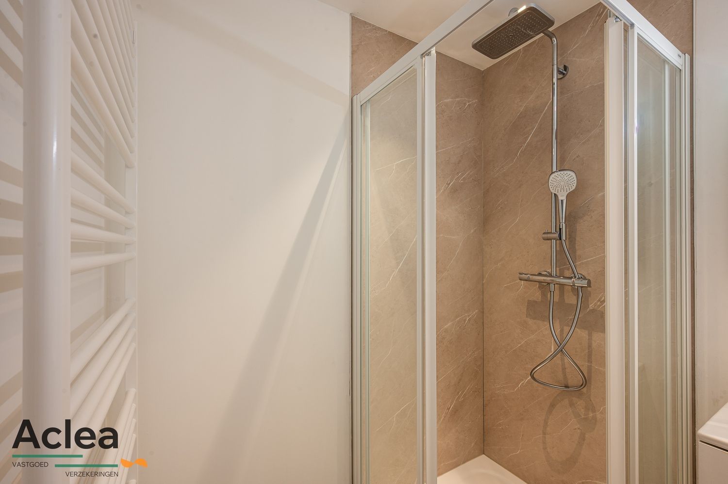 Volledig gerenoveerde woning met 2 slpks foto 23