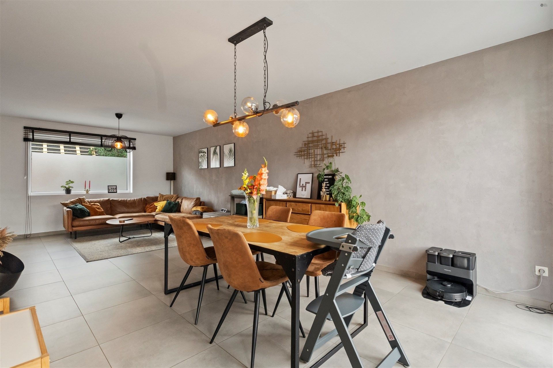 Recente woning, 5 slaapkamers, met garage en staanplaats. foto 4