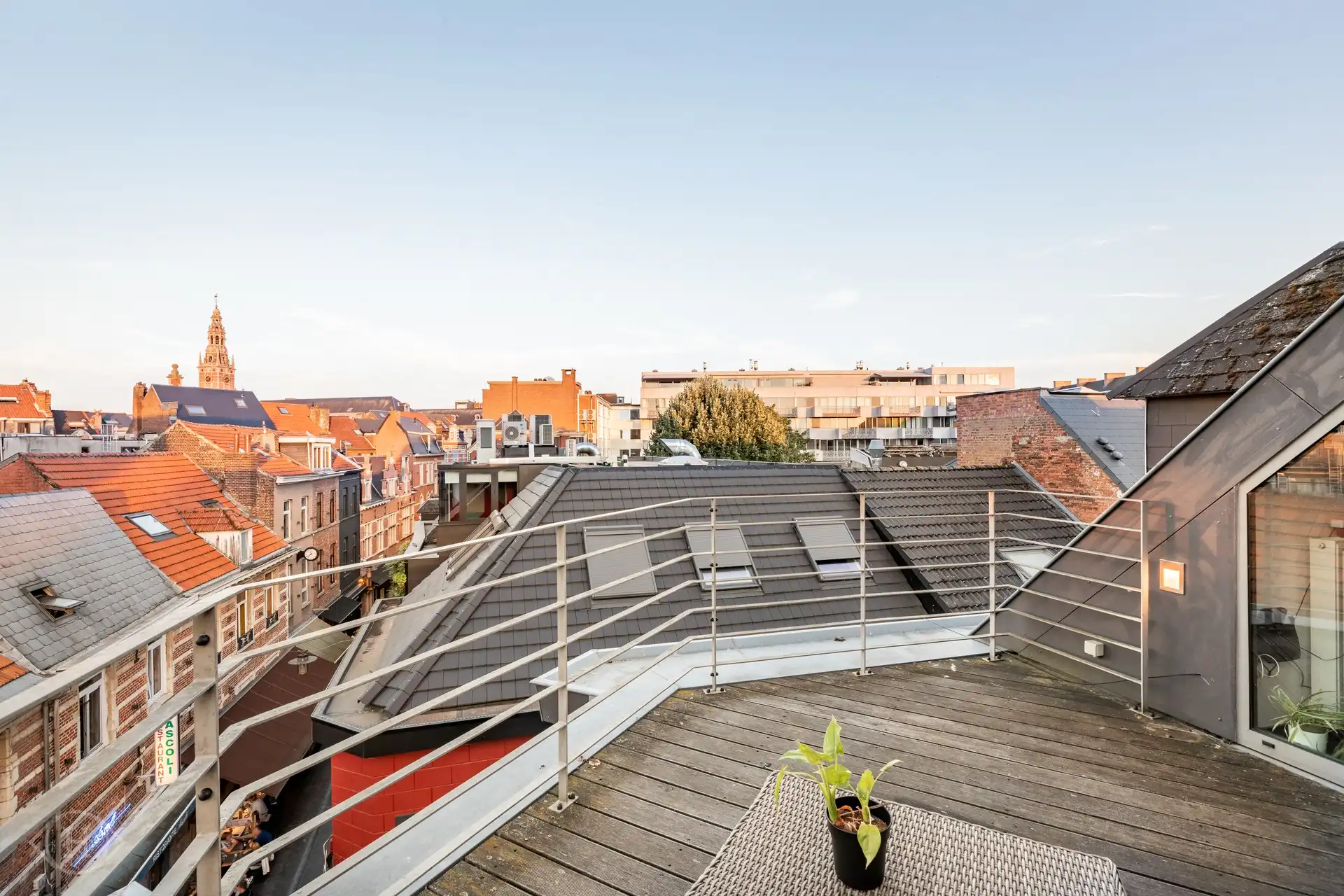 Stijlvol tweeslaapkamerappartement met terras foto 10