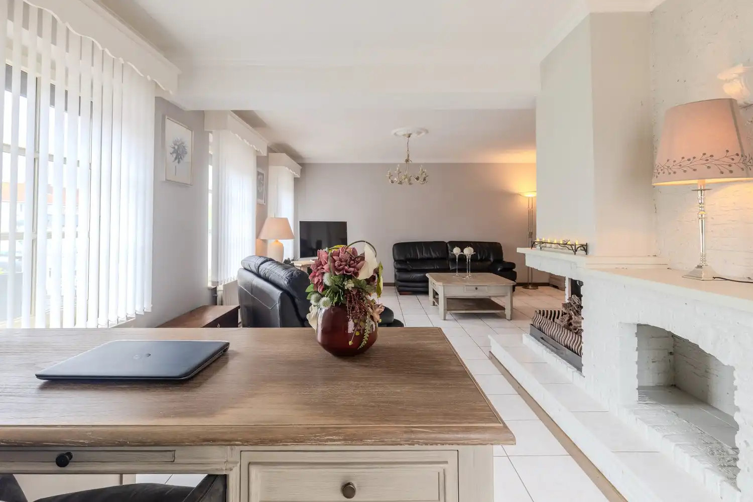 Instapklare woning met drie slaapkamers, ruime tuin en twee garageboxen in hartje Rekem! foto 13