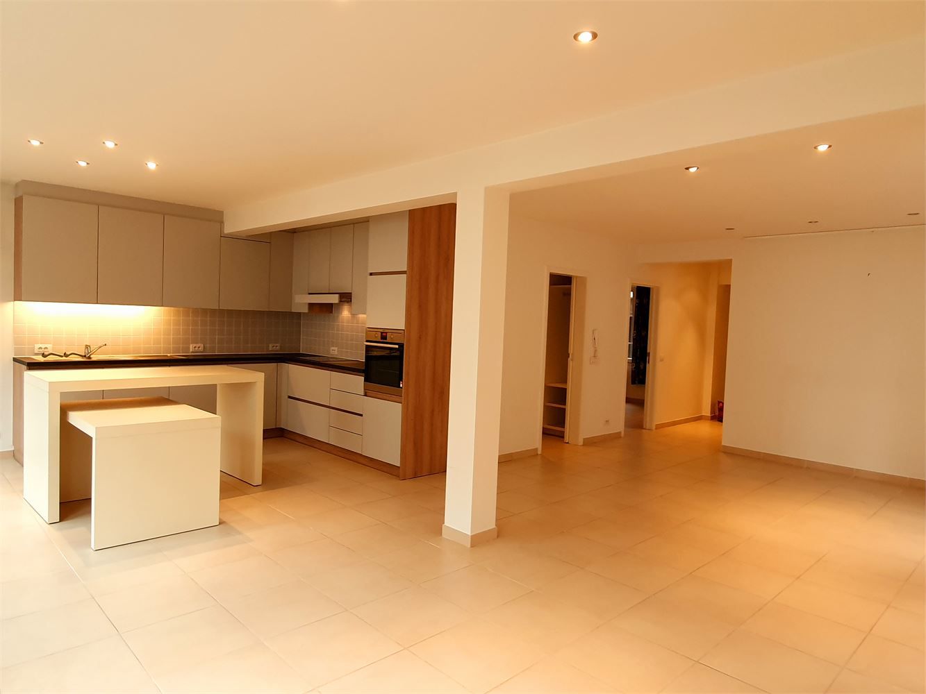 Hartje Brugge Groot lichtrijk modern appartement , alle luxe , 2 slaapkamerss en lift. foto 3