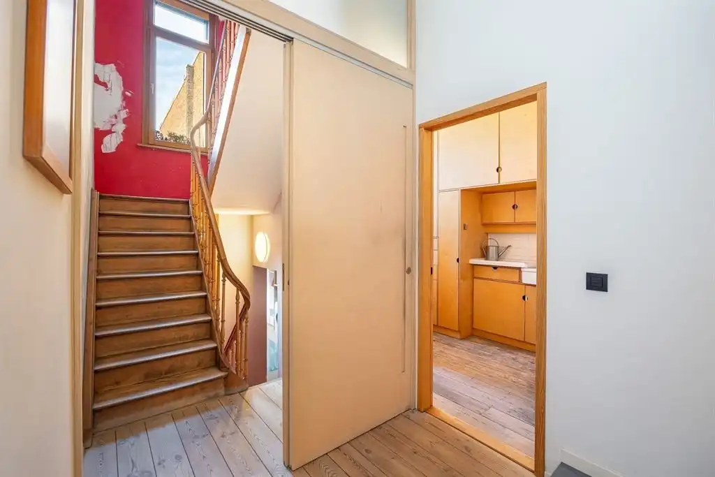 Ruime woning met terras en atelier foto 9