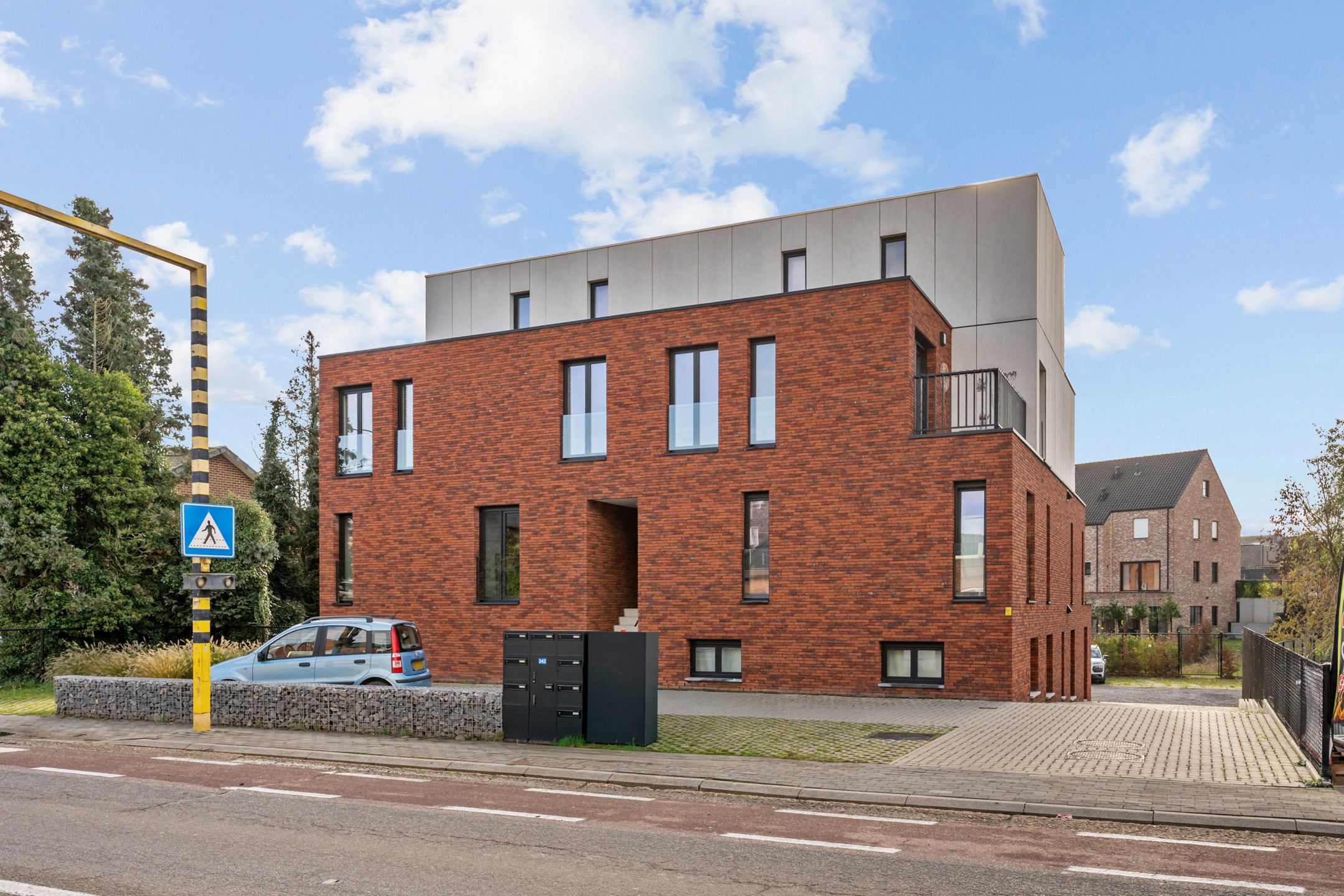 Recent duplex appartement met 2 parkings te Zichen foto {{pictureIndex}}