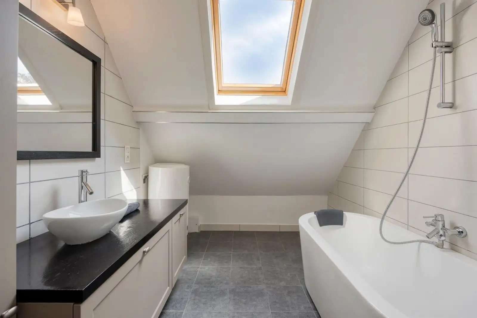 Volledig gerenoveerde 4-slpk woning met garagebox foto 22