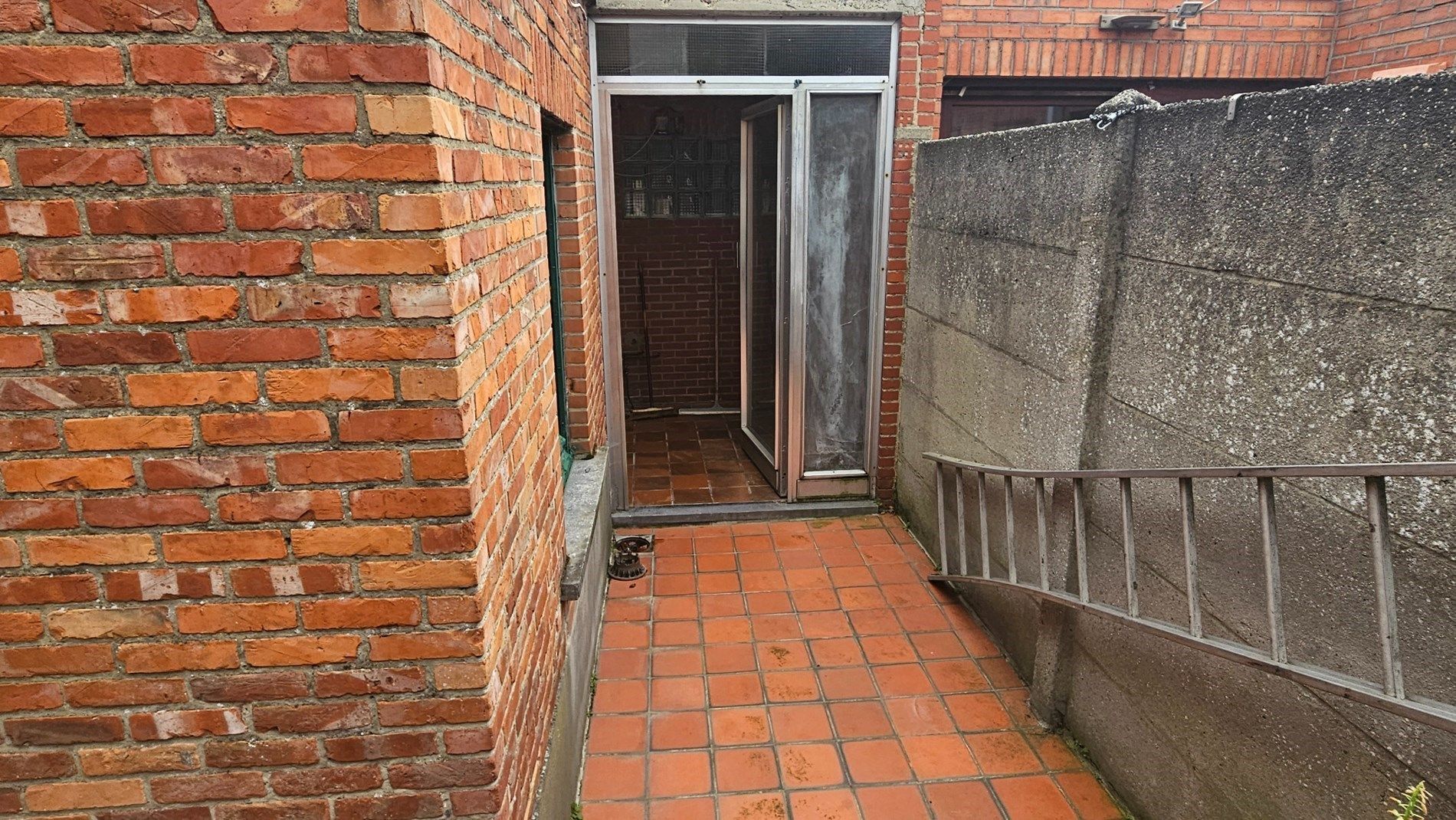 Renovatiewoning met 2 tot 3 slk, garage en koertje aan gunstige prijs foto 15