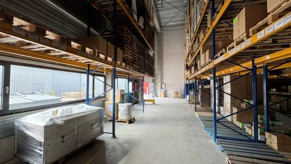Magazijn met laadkades en kantoor te huur in Malle foto 5