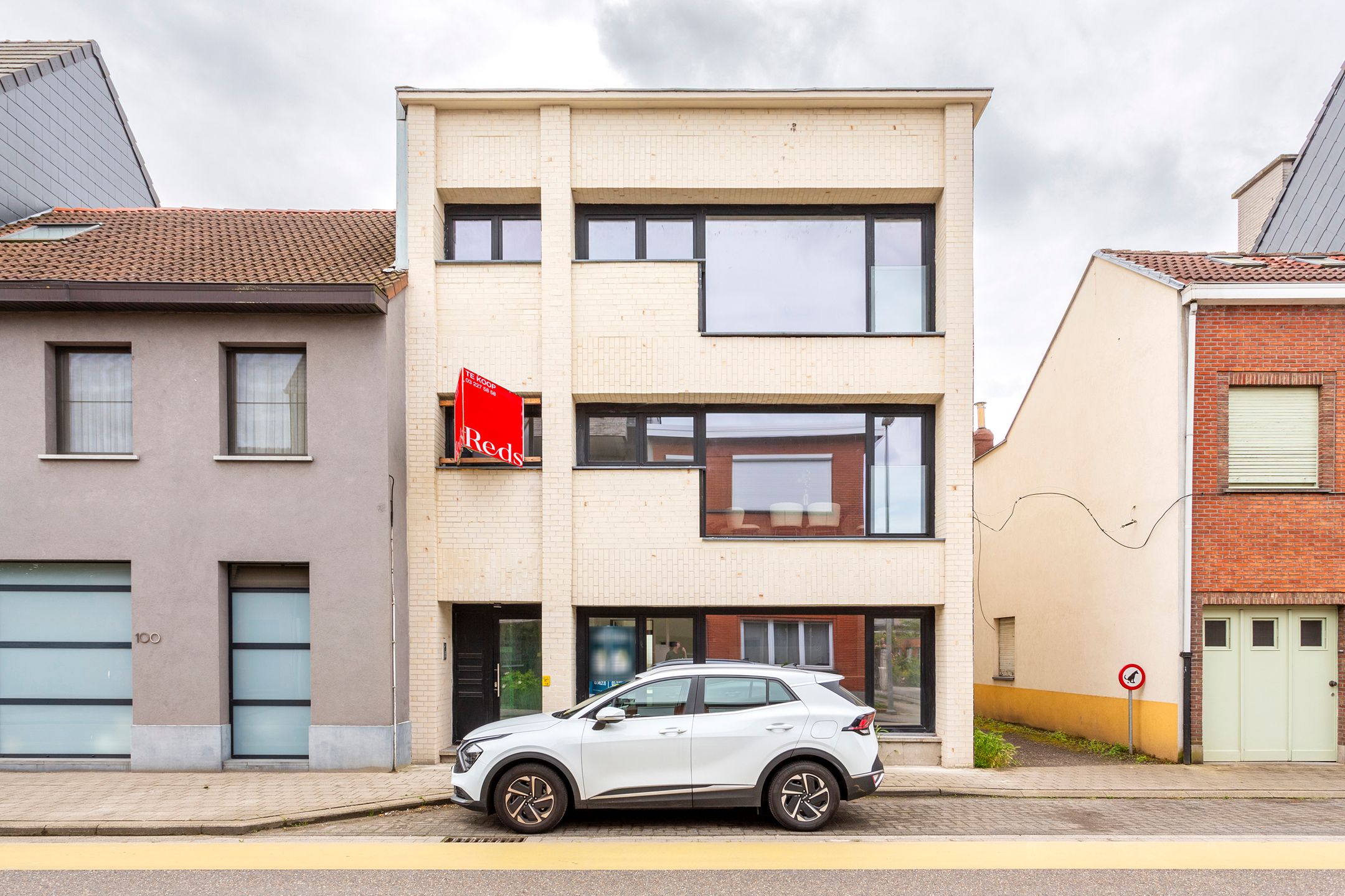 Gerenoveerd 3 slaapkamer app + aparte bureau met tuin en aansluitende garagebox. foto 2