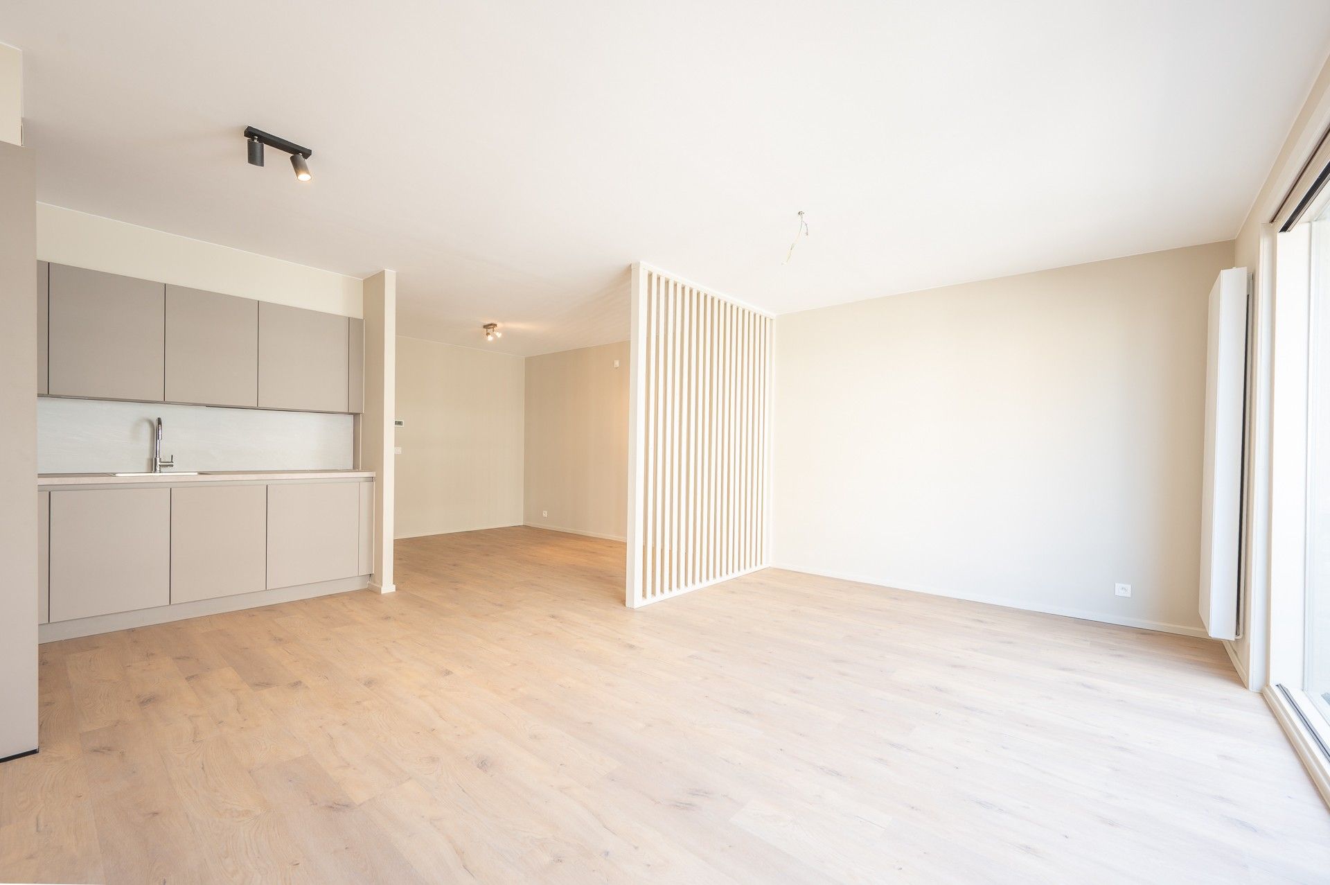 Ongemeubeld: vernieuwde studio op de Lippenslaan! foto 5