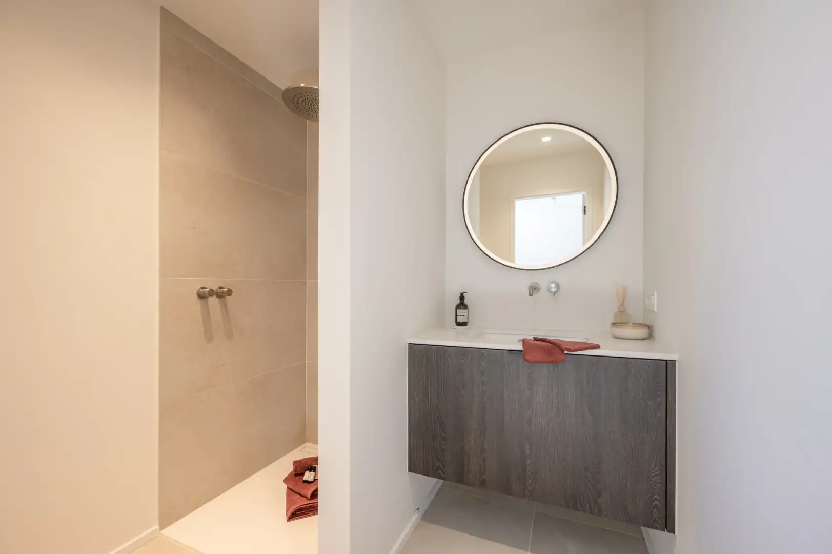 Lichtrijke nieuwbouwvilla met aangename volumes en zonnige tuin foto 16