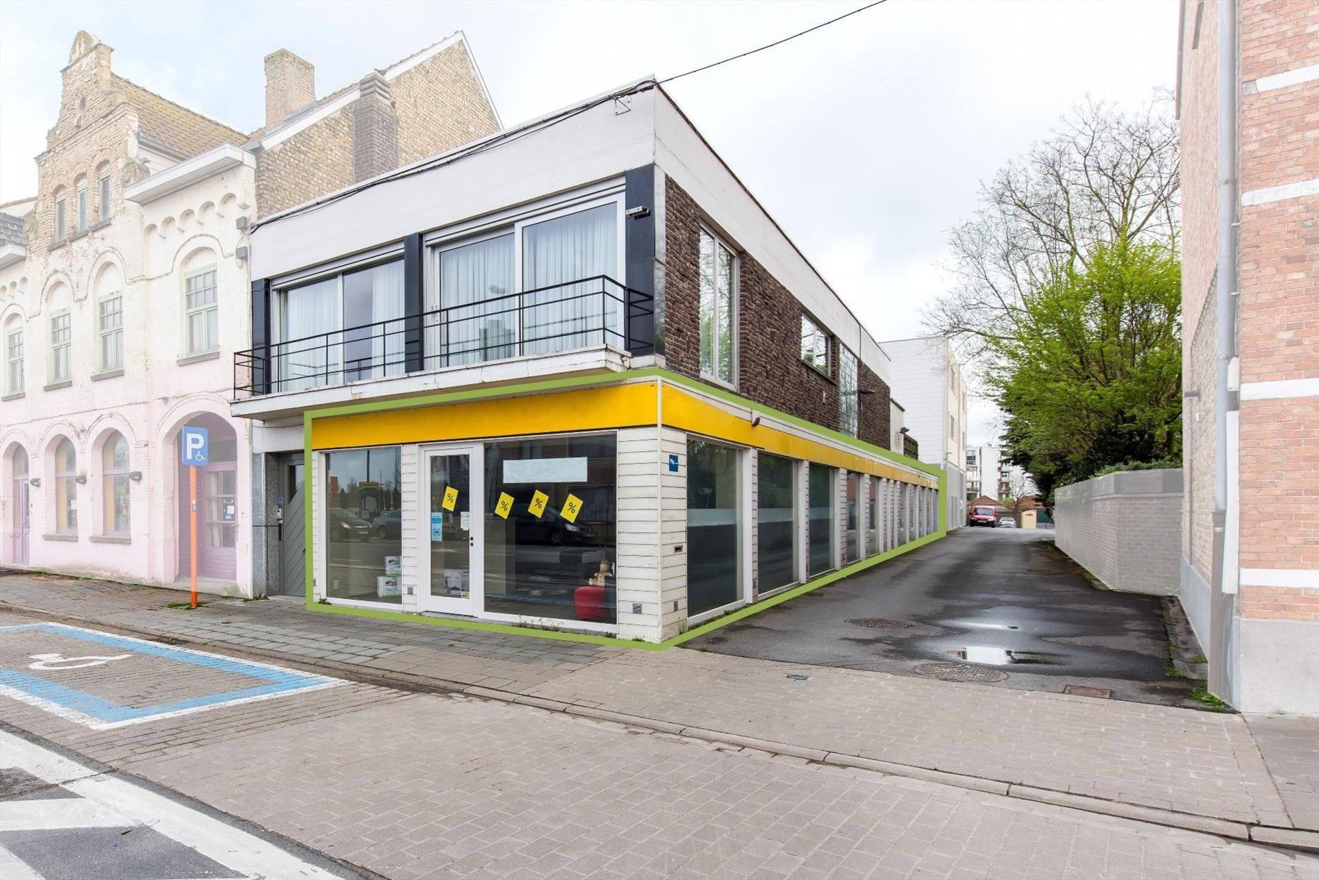 Uitstekend gelegen, gelijkvloerse handelsruimte in het centrum van Diksmuide foto {{pictureIndex}}